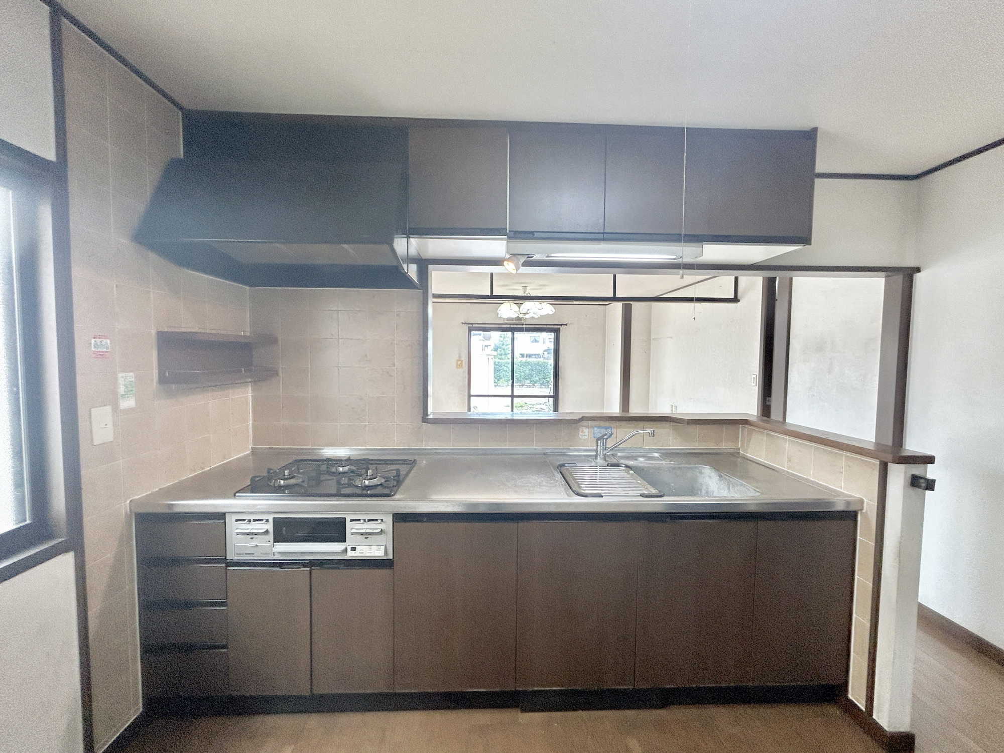 伊勢崎市若葉町　中古住宅のキッチン|収納が多いのでキッチンの上は常にきれいに保てます！！
お料理がしたくなるそんな嬉しい・楽しいキッチンです♪