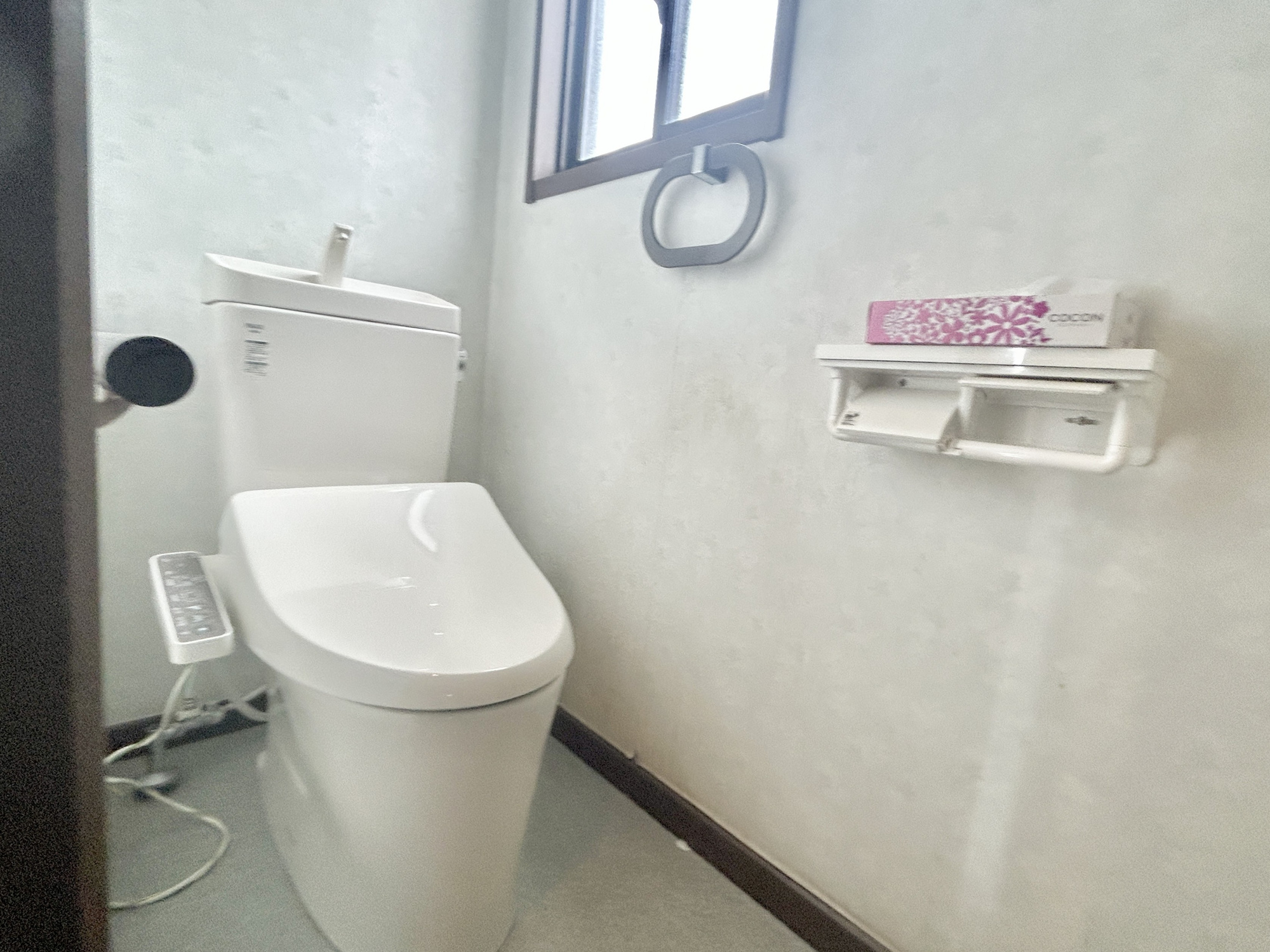 伊勢崎市若葉町　中古住宅のトイレ|節水型でエコなトイレには、今では当たり前の洗浄付き。便座を温める機能もついていて、居心地良くてトイレから出られなくなるかも！換気用に換気扇はもちろん、窓も着いているので常に快適ですね♪
