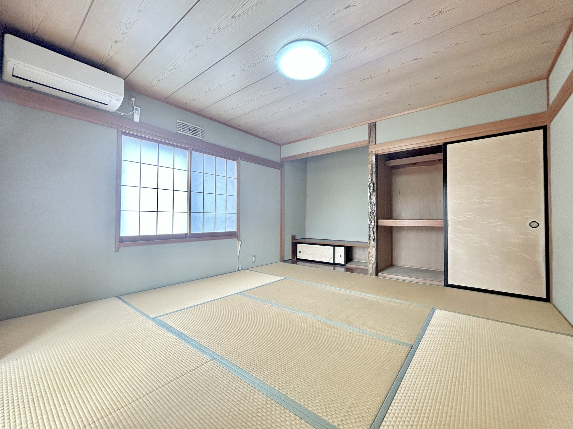 伊勢崎市若葉町　中古住宅の和室|い草の良い香りがする畳のお部屋。明るい陽射しが射し込む心地良い空間です♪