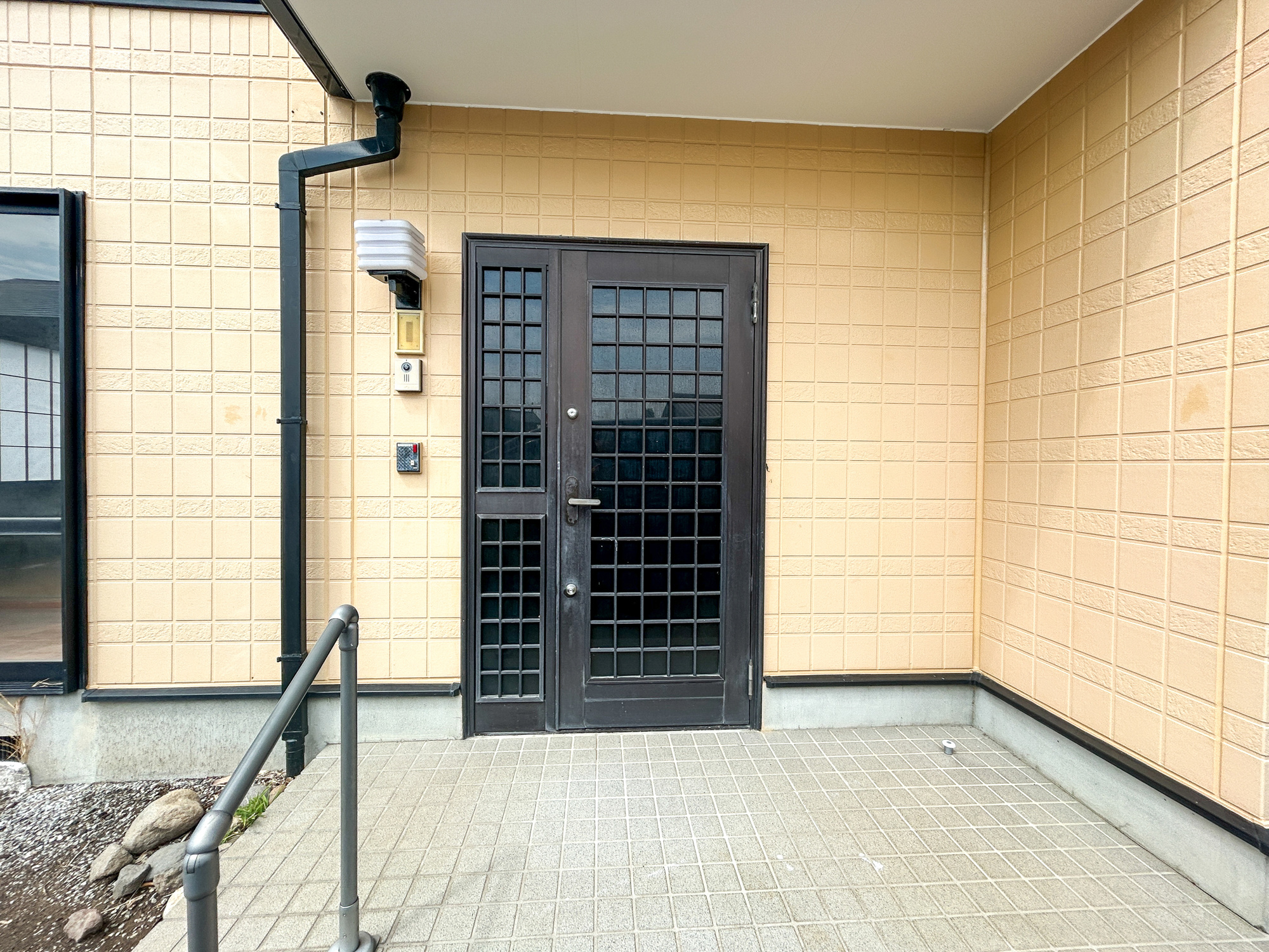 伊勢崎市若葉町　中古住宅の玄関|明るく優しいイメージの玄関アプローチ。玄関上は屋根があるので雨の心配いらず♪