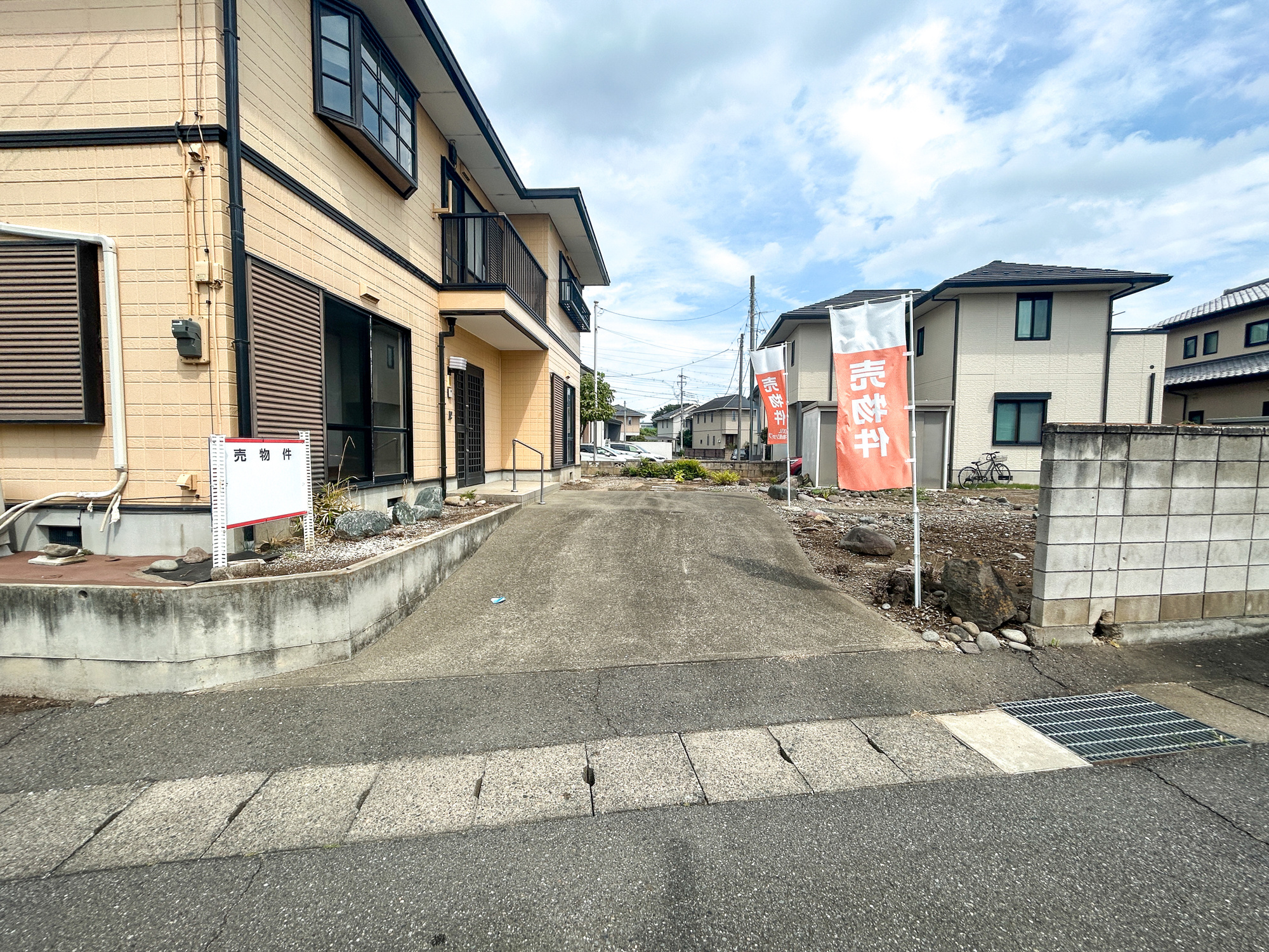 伊勢崎市若葉町　中古住宅の駐車場|充分な駐車スペースはアレンジが出来る程のスペースがあります。お庭として利用も良しです♪