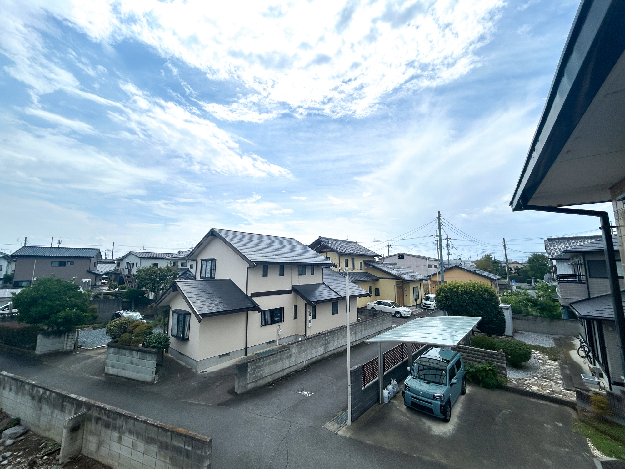 伊勢崎市若葉町　中古住宅の展望|閑静な住宅地で子育て家族にピッタリ。毎日のお散歩も快適な緑に恵まれたエリアで、自然に包まれた穏やかな暮らしを実現するための、ゆとりある住環境が整っています。緑の潤いを感じながらホッと生活できそう。