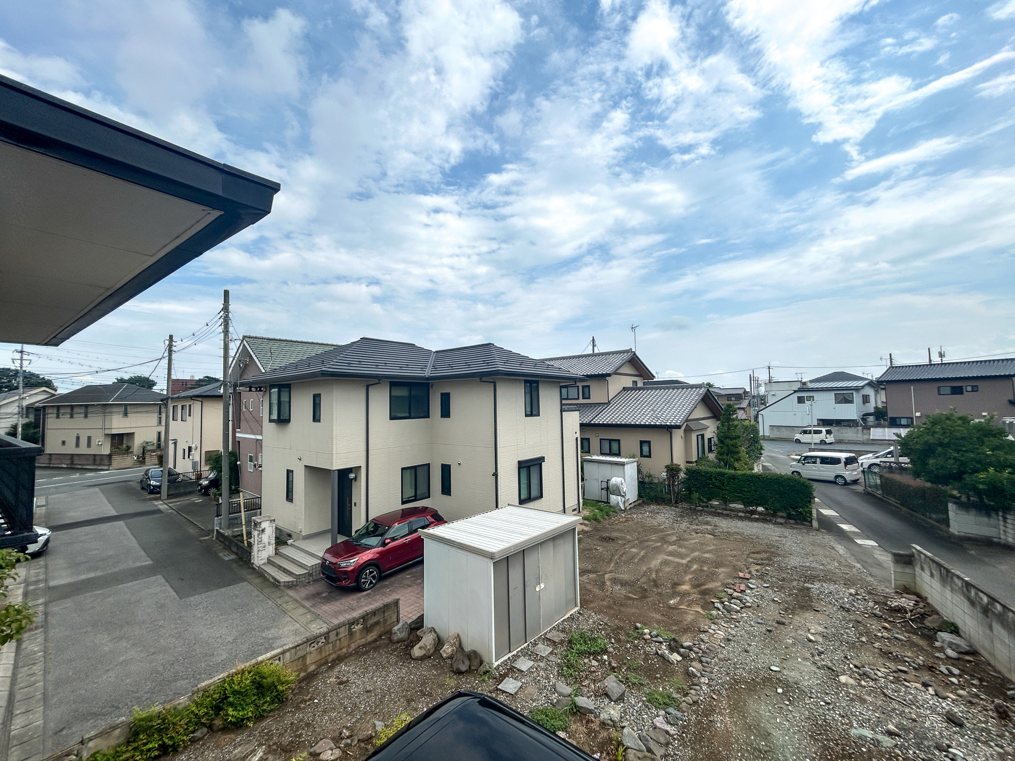 伊勢崎市若葉町　中古住宅の展望|低層の一戸建てを中心とした街並みが整然と続き、周辺は高い建物が建っていないので、採光や開放性に恵まれ、空が広く緑の多い閑静な趣を感じる環境です。
