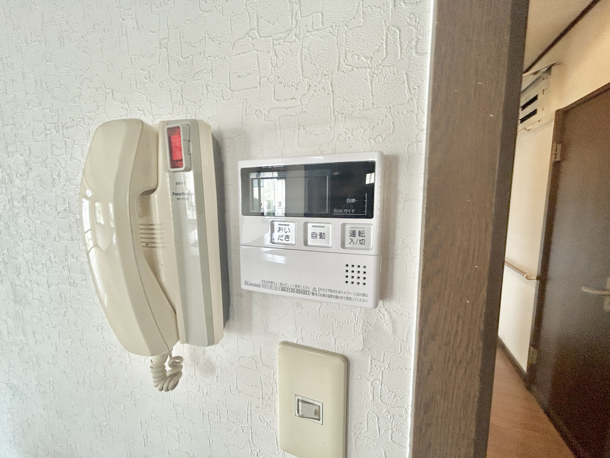 伊勢崎市若葉町　中古住宅の発電・温水設備|キッチンについている給湯リモコン。ここからお風呂のお湯を入れられるので、忙しい夕飯時がちょっぴり楽になりますね♪				