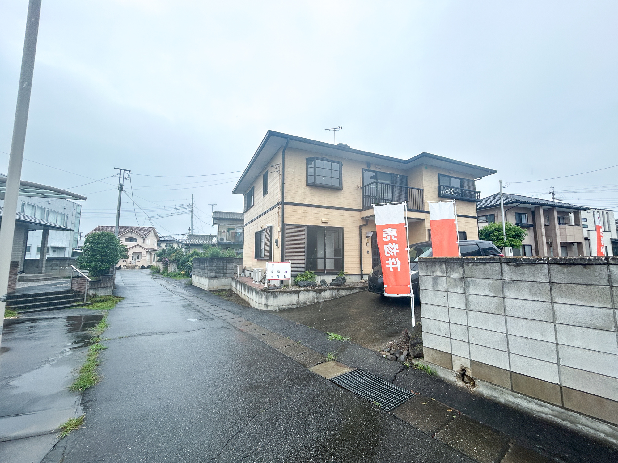 伊勢崎市若葉町　中古住宅の前面道路含む現地写真|閑静な住宅地で子育て家族にピッタリ。毎日のお散歩も快適な緑に恵まれたエリアで、自然に包まれた穏やかな暮らしを実現するための、ゆとりある住環境が整っています。

