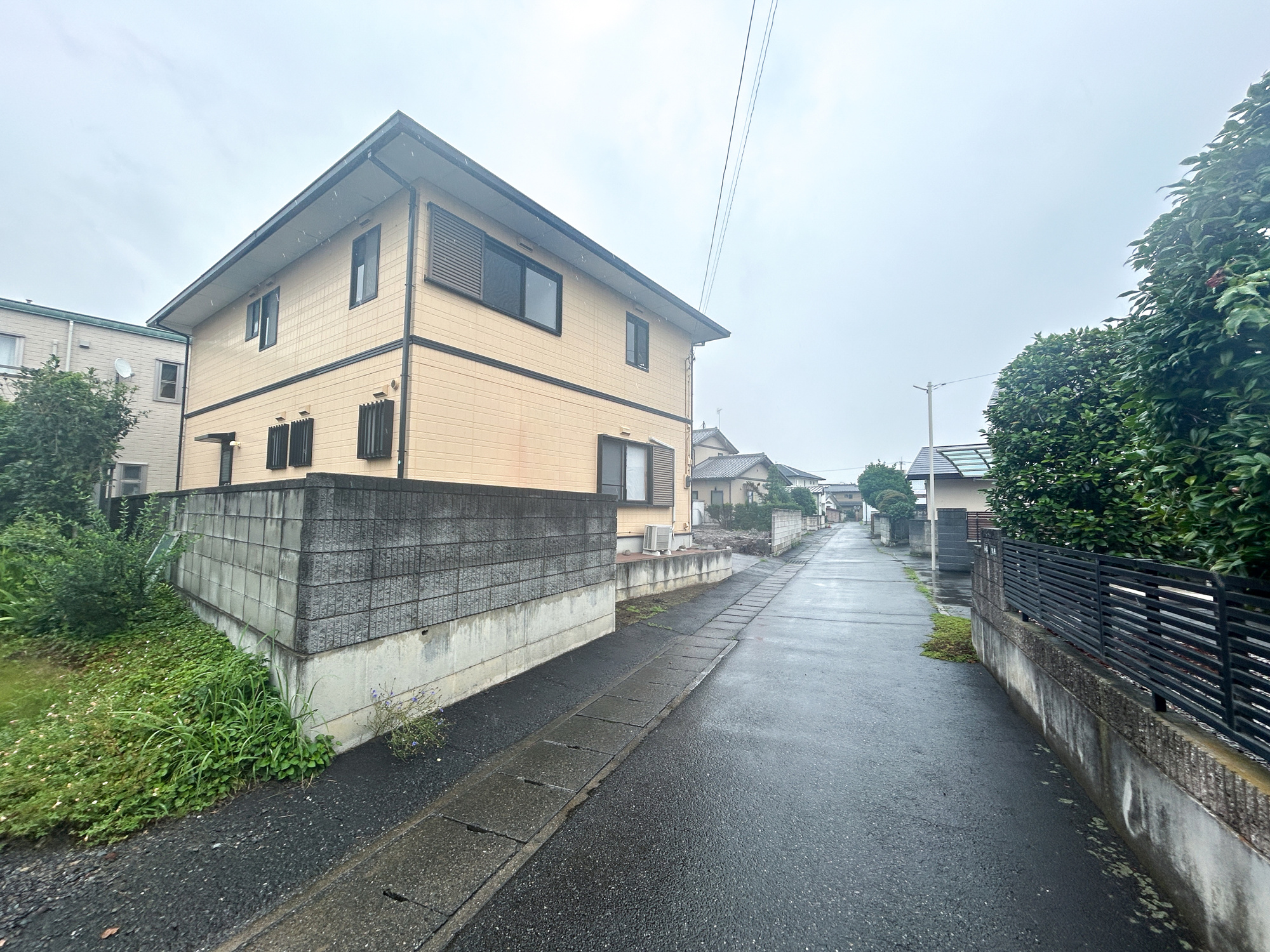 伊勢崎市若葉町　中古住宅の前面道路含む現地写真|低層の一戸建てを中心とした街並みが整然と続き、周辺は高い建物が建っていないので、採光や開放性に恵まれ、空が広く緑の多い閑静な趣を感じる環境です。

