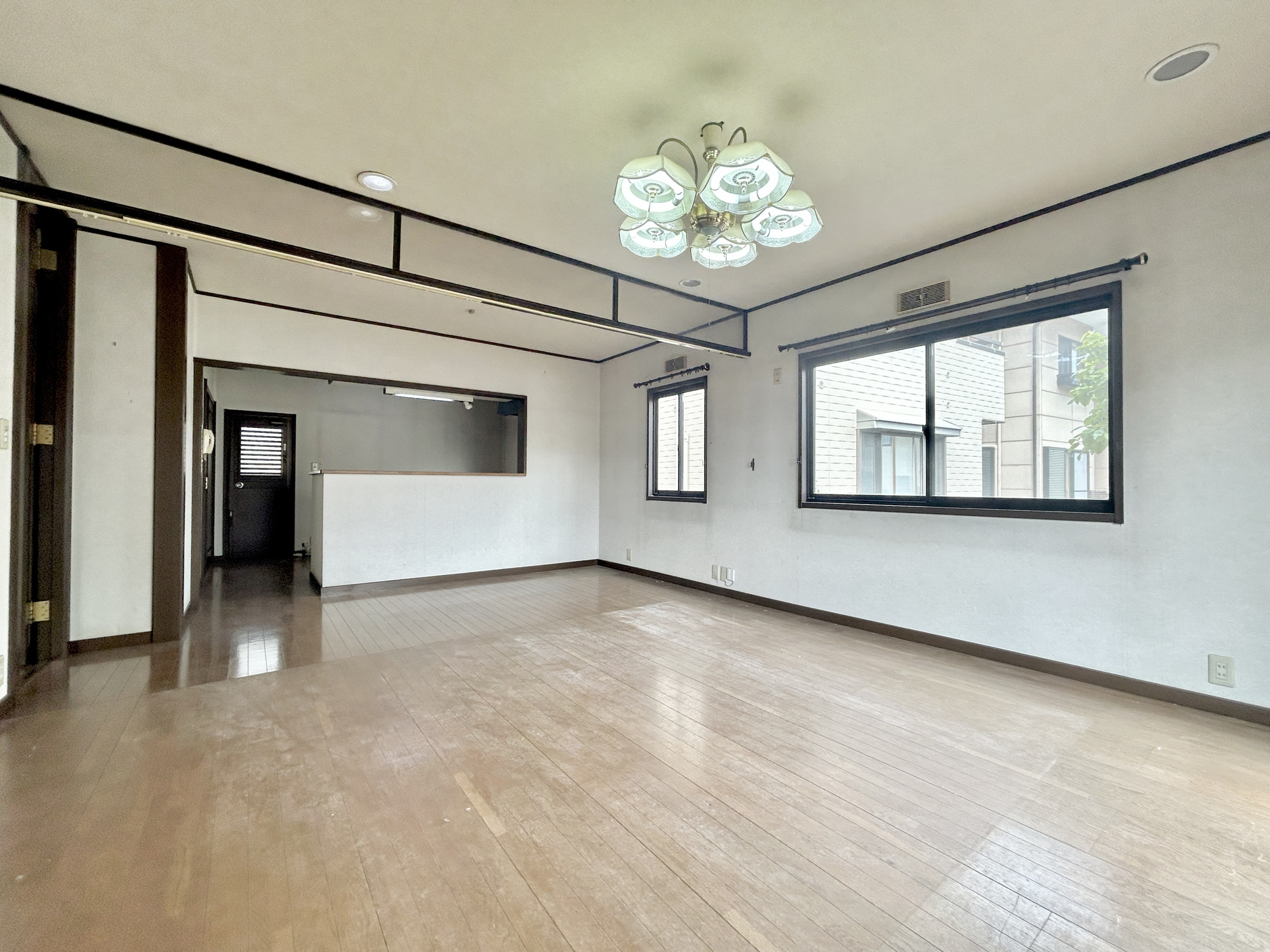 伊勢崎市若葉町　中古住宅の居間・リビング|大きく開いた窓からは、明るい陽射しが射し込みます。
爽やかな風が吹き抜ける心地良いリビングには、自然と家族が集まります。