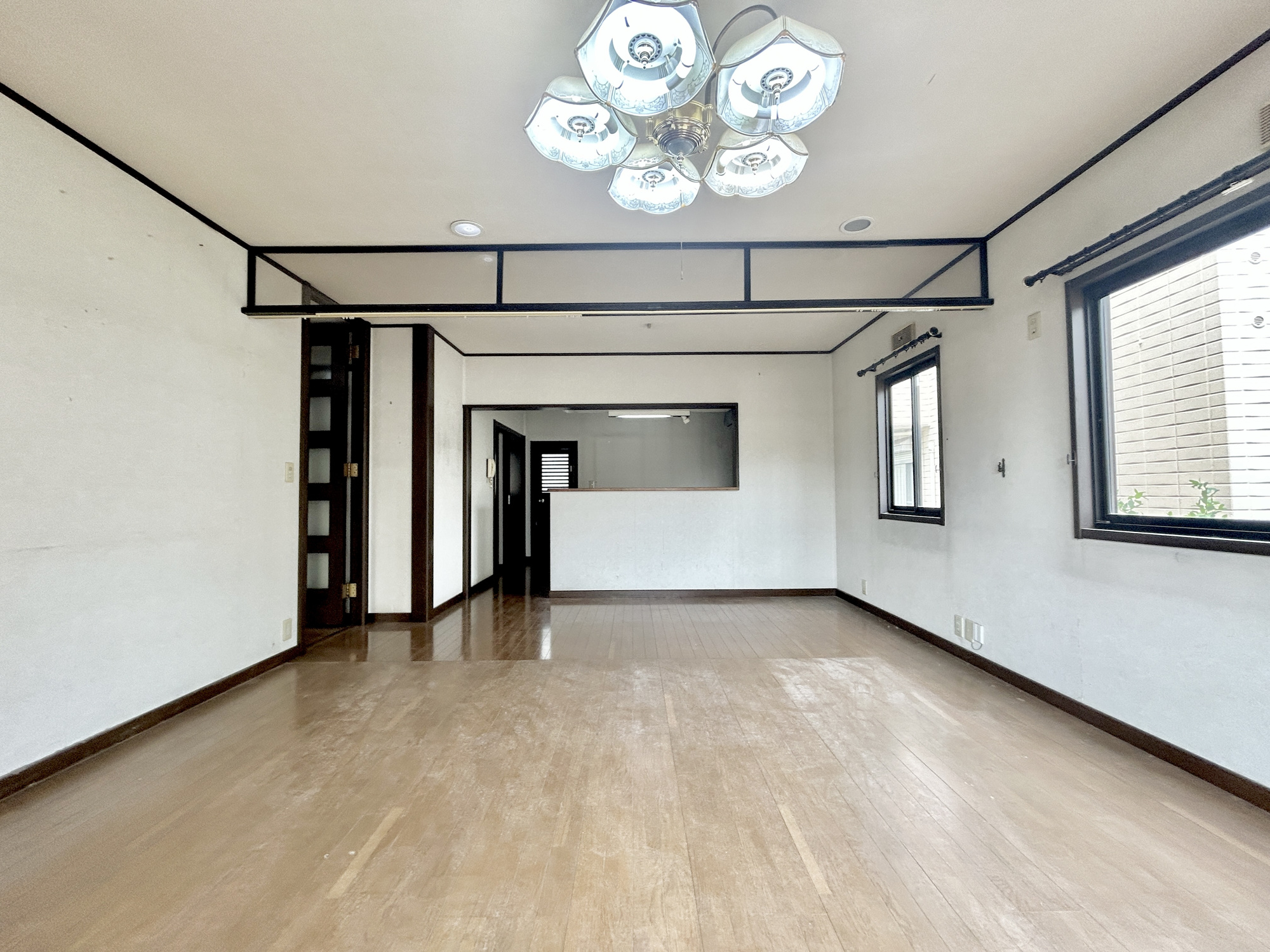 伊勢崎市若葉町　中古住宅の居間・リビング|室内にいても、たっぷりの陽光と爽やかな風を感じて頂ける、開放感あふれるリビングです。
ご家族と穏やかに過ごす、心地の良い時間が流れます。