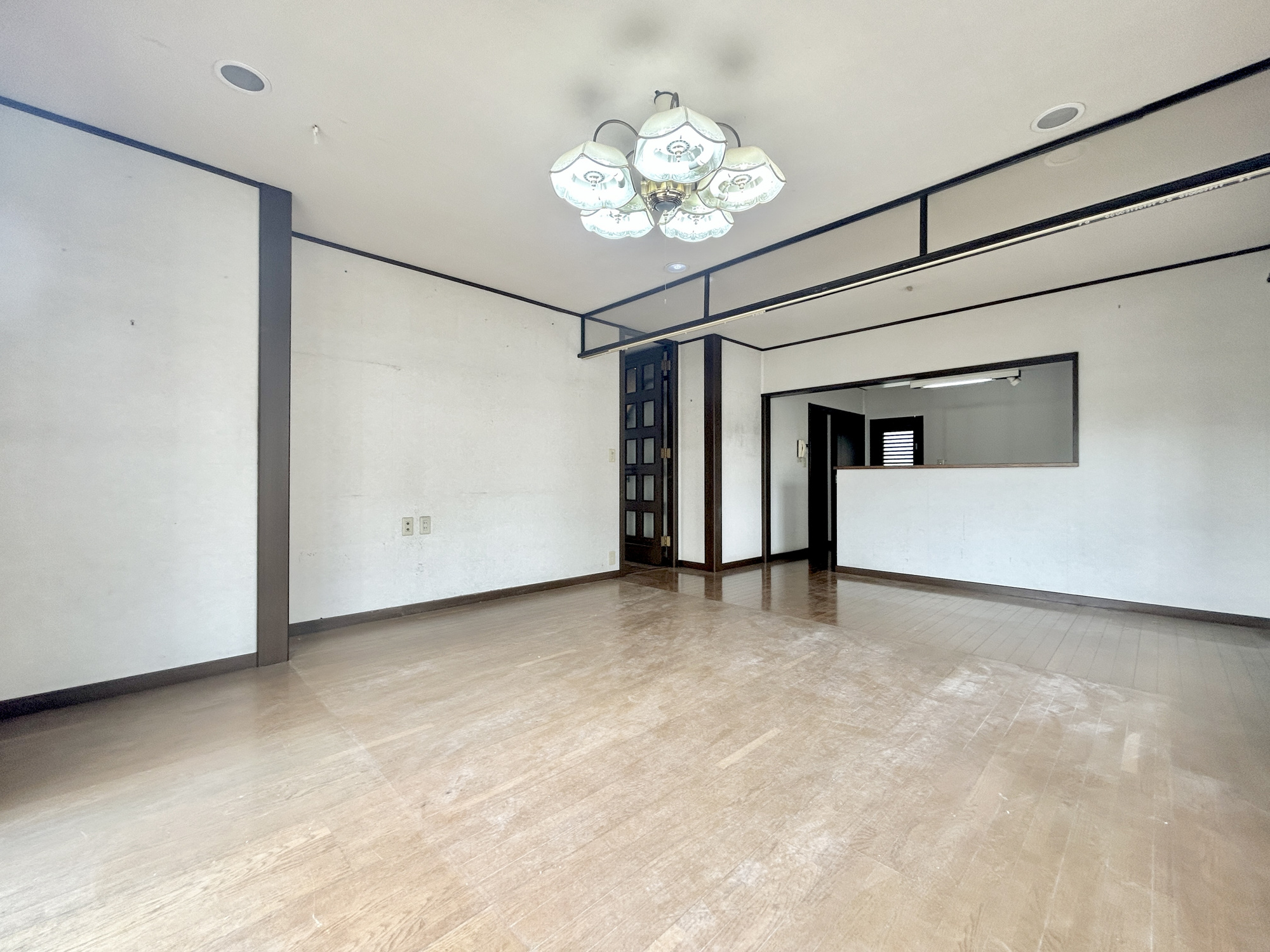 伊勢崎市若葉町　中古住宅の居間・リビング|オープンな空間を生み出す、こだわりの広がりとゆとり。家族と過ごす時間を大切にしたい方にぴったりの明るくゆとりある住空間です。窓からの日差しがリビングの隅々までしっかりと届きます！ 