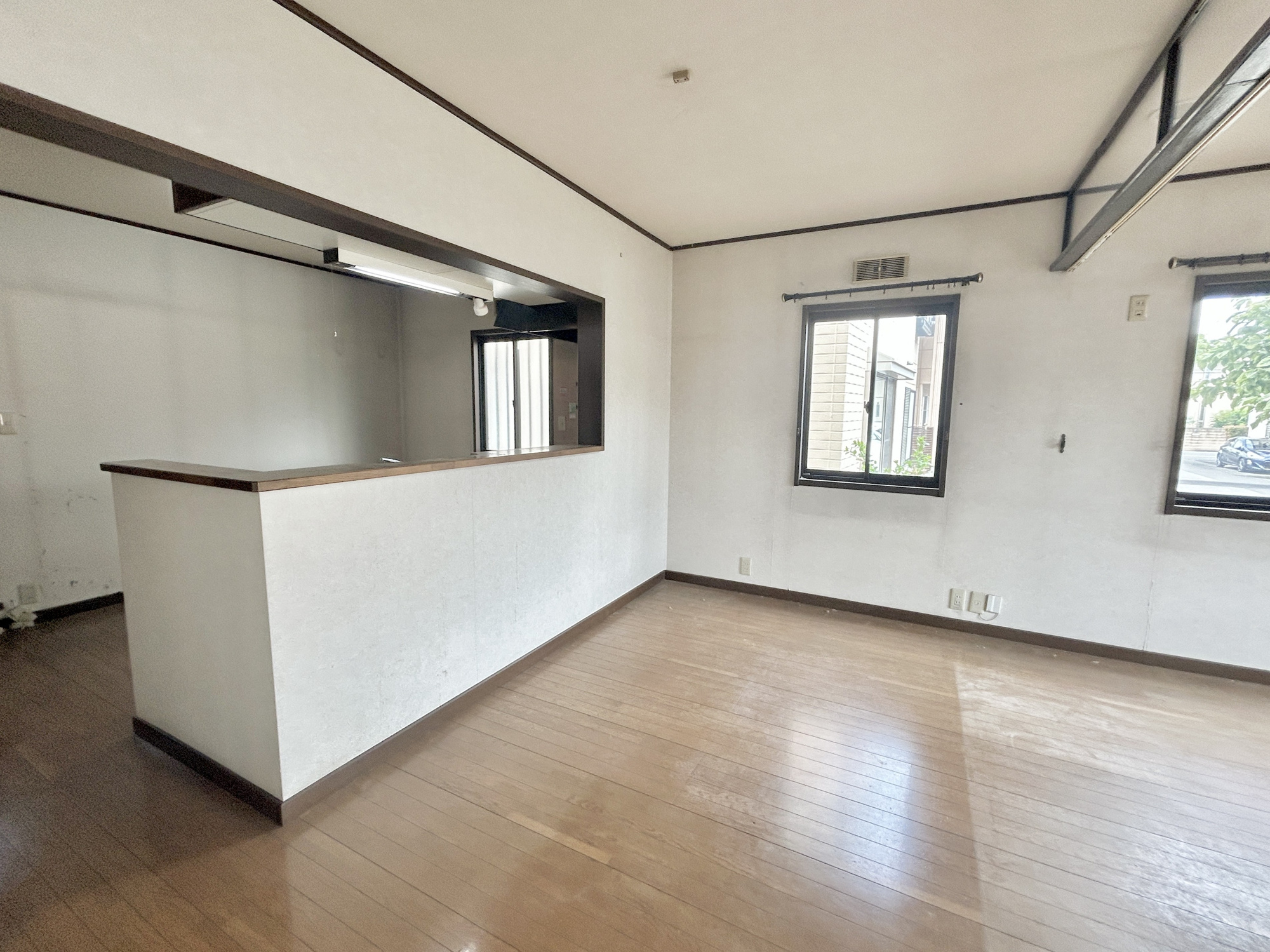 伊勢崎市若葉町　中古住宅の居間・リビング|ここにはみんなが集い、食事と楽しい会話が始まる。話に夢中になりすぎて、ついつい時を忘れてしまう。そんな束の間の幸せを感じさせてくれる場所。
