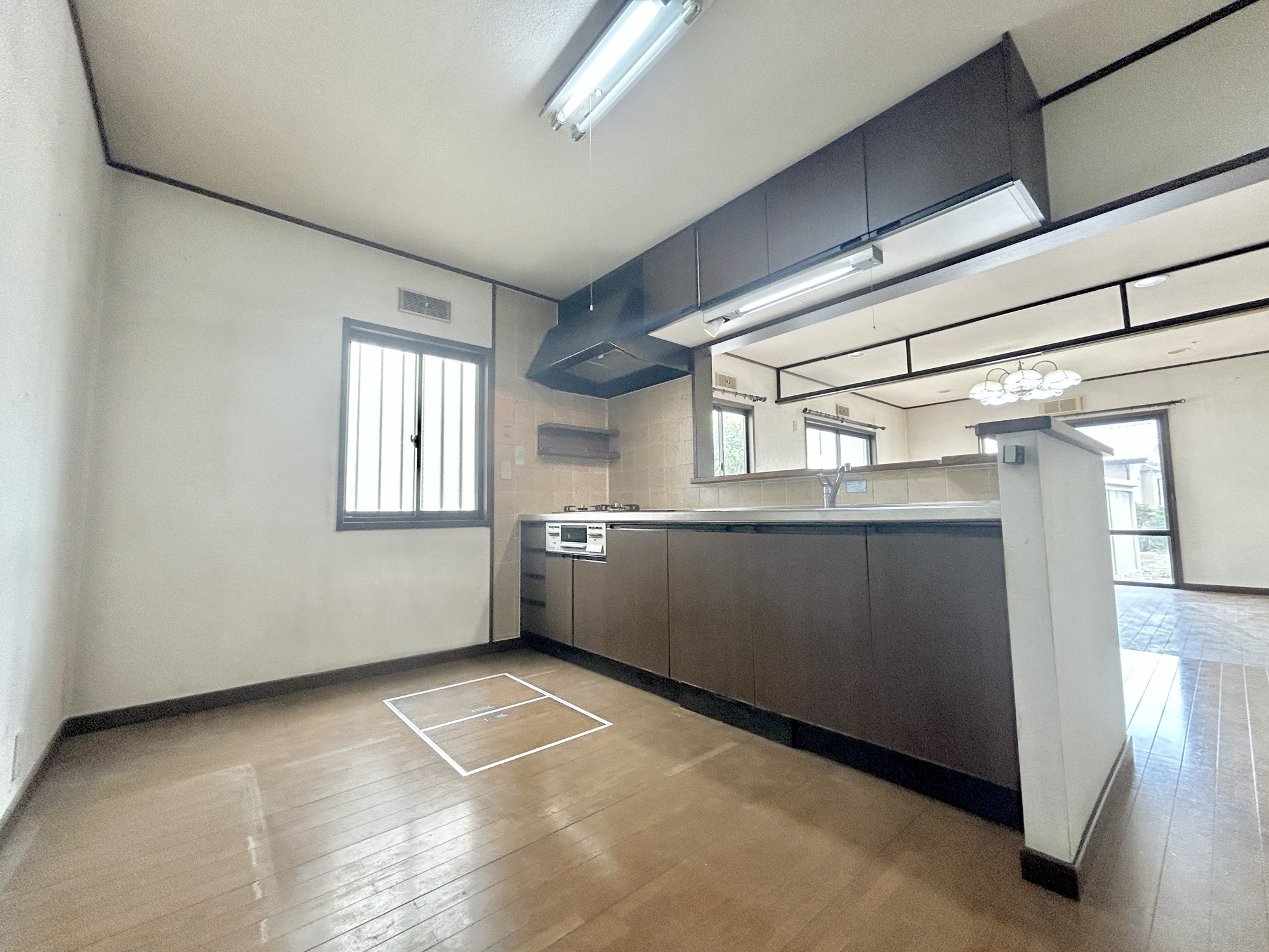 伊勢崎市若葉町　中古住宅のキッチン|ダイニングからワークスペースを見渡せる、見せるキッチン。ダイニングとの空間のつながりが、スペースのゆとりを生み出します♪