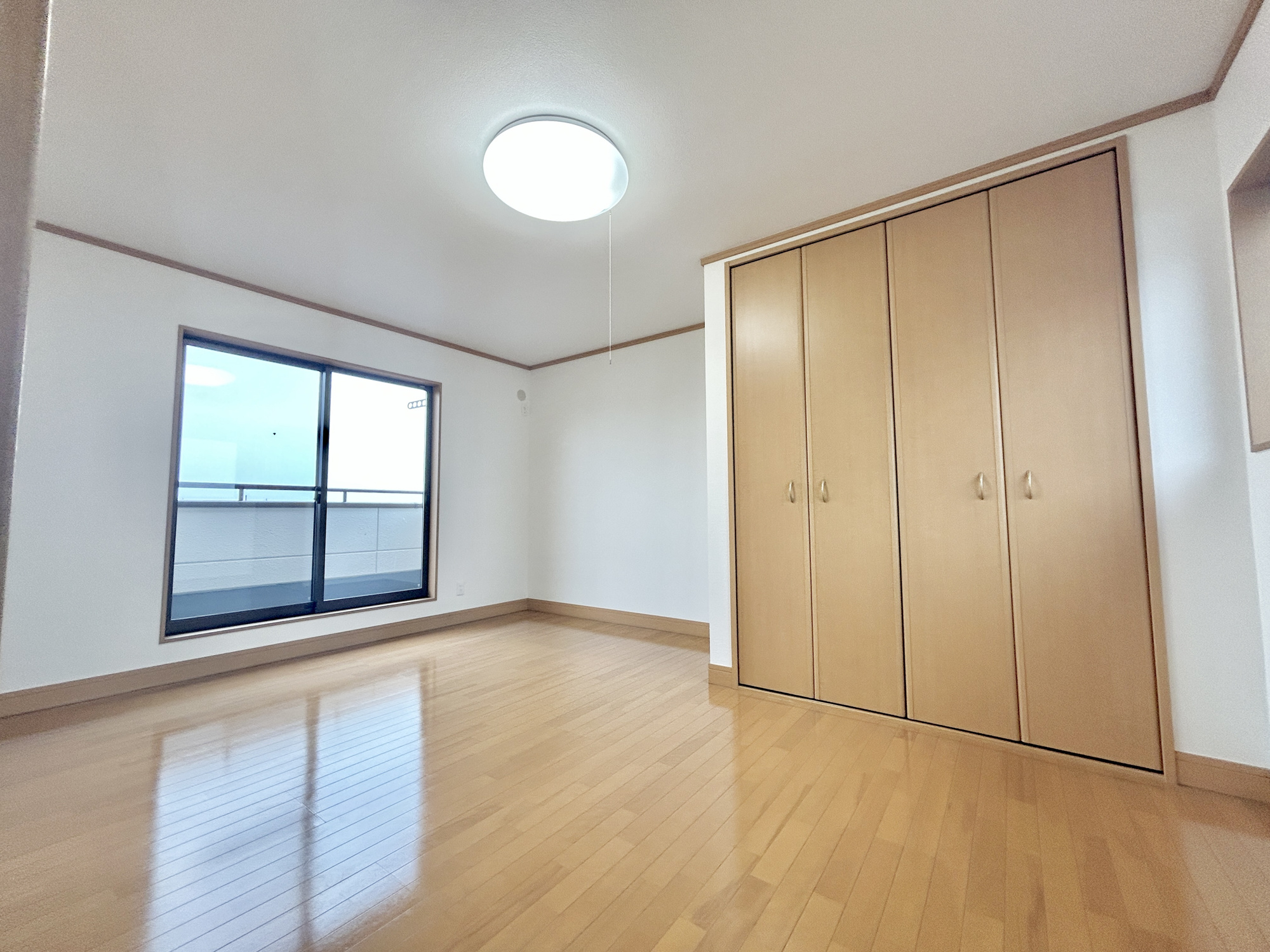 伊勢崎市五目牛町　中古物件の洋室|家族一人ひとりの大切なプライベート空間。趣味に合わせて使って頂けるようシンプルに仕上げてあります。暮らし心地を大きく左右する収納を、適材適所に配置し使い勝手を考慮しました。