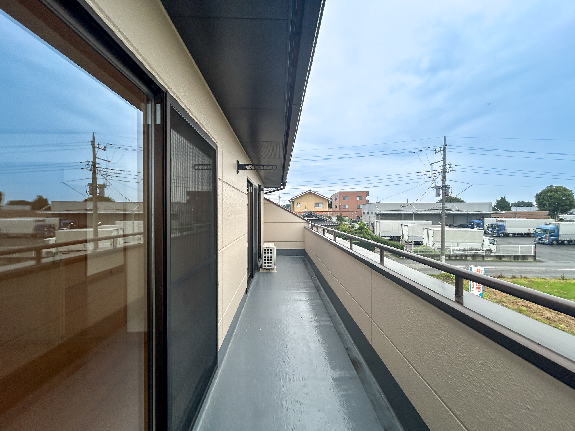 伊勢崎市五目牛町　中古物件のバルコニー|開放的なバルコニーは見晴らしもよく、太陽の温かな温もりをめいっぱい受け止めてくれます。太陽の光と爽やかな風を受けたお洗濯物はあっという間に乾き、取りこむ時には太陽の匂いを感じられそうですね。