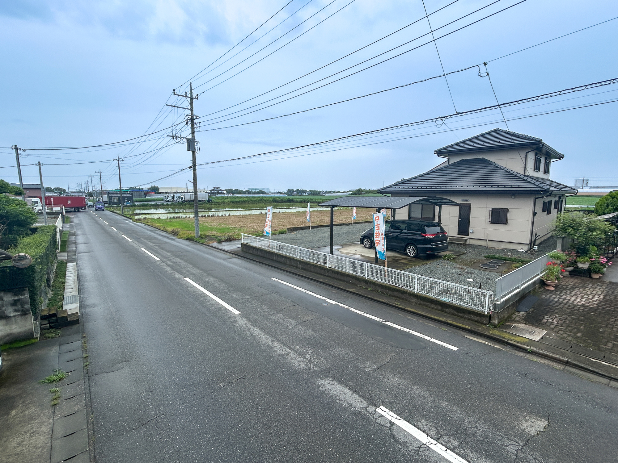 伊勢崎市五目牛町　中古物件の前面道路含む現地写真|閑静な住宅地で子育て家族にピッタリ。毎日のお散歩も快適な緑に恵まれたエリアで、自然に包まれた穏やかな暮らしを実現するための、ゆとりある住環境が整っています。

