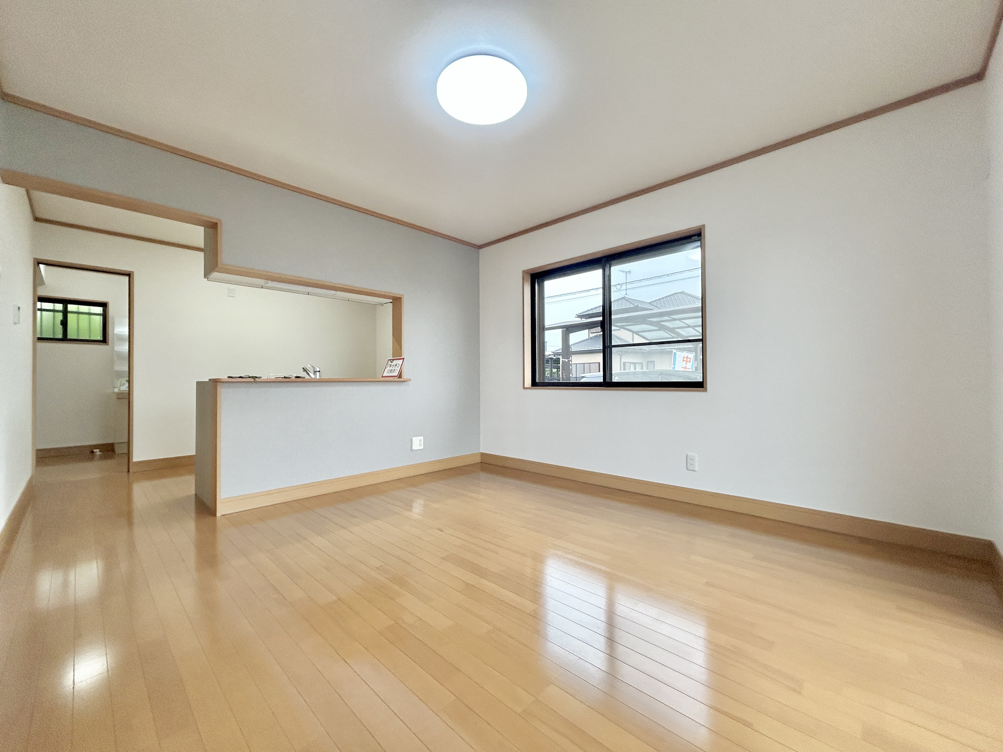 伊勢崎市五目牛町　中古物件の居間・リビング|室内にいても、たっぷりの陽光と爽やかな風を感じて頂ける、開放感あふれるリビングです。
ご家族と穏やかに過ごす、心地の良い時間が流れます。