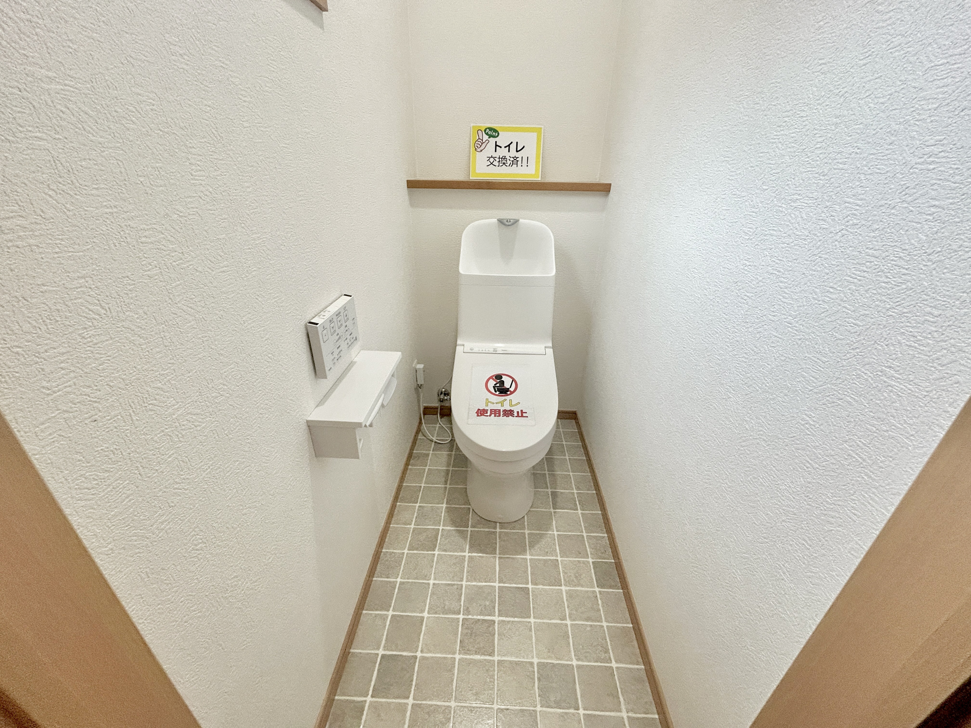 伊勢崎市長沼町　中古住宅のトイレ|節水型でエコなトイレには、今では当たり前の洗浄付き。便座を温める機能もついていて、居心地良くてトイレから出られなくなるかも！換気用に換気扇はもちろん、窓も着いているので常に快適ですね♪