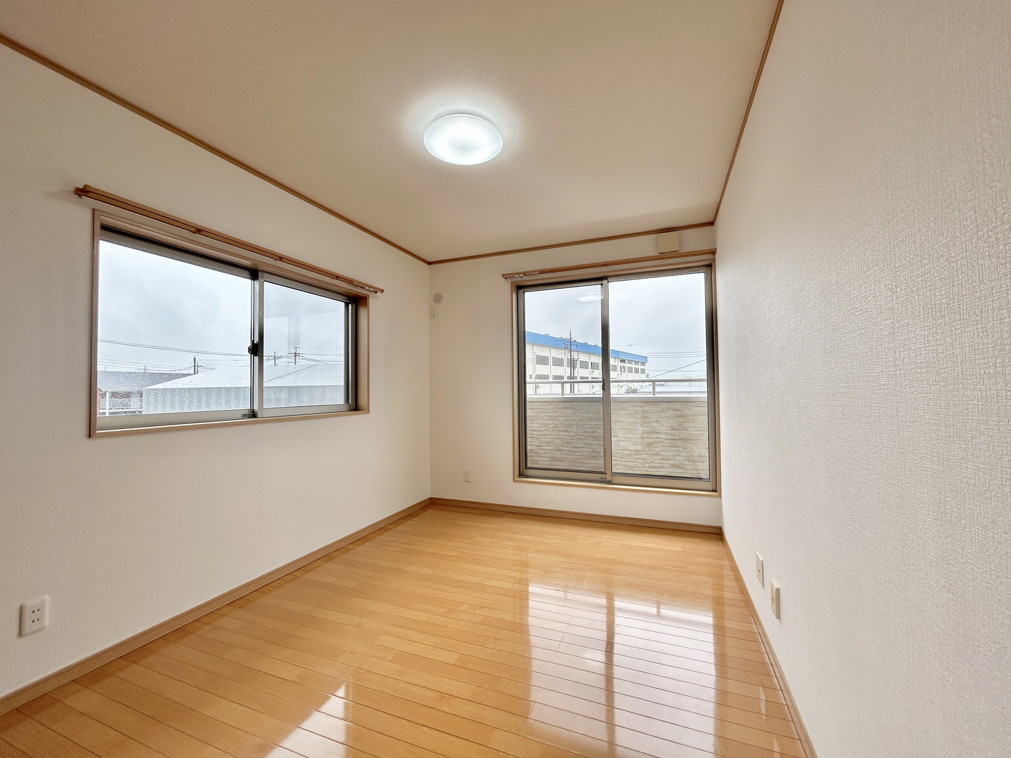 伊勢崎市長沼町　中古住宅の寝室|木目のフローリングが暖かみのある室内に。明るい寝室で心地のいい朝を迎えられそう。