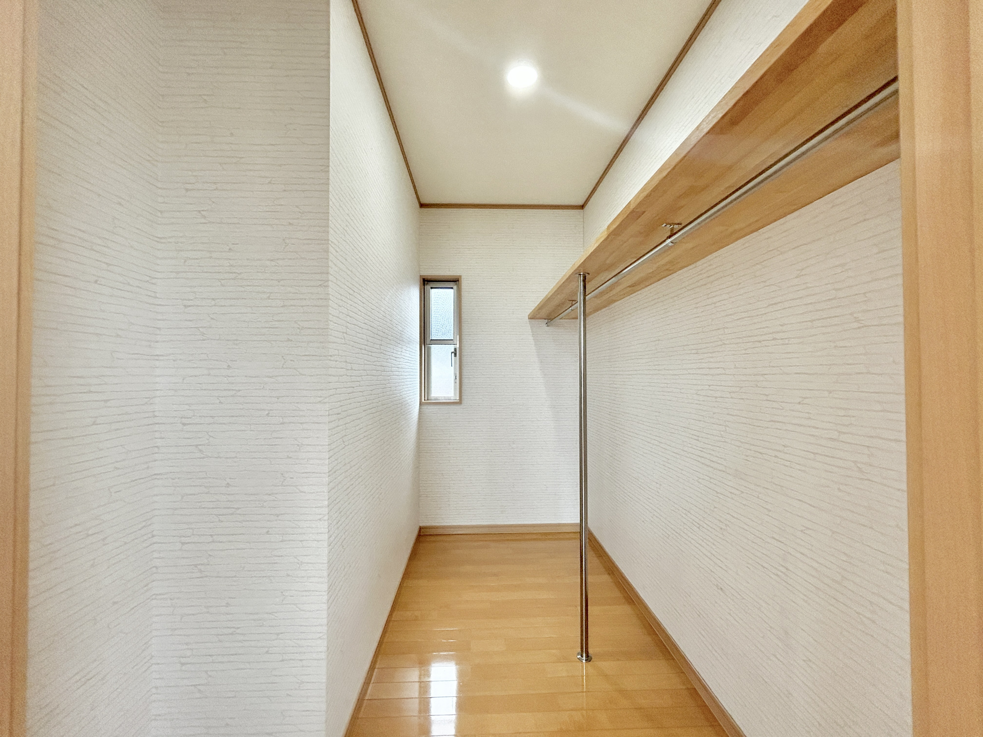 伊勢崎市長沼町　中古住宅の収納|ウォークインクローゼットのある住まいで収納上手な生活を実現！衣類だけでなく、箱物や思い出の品もたっぷり収納できますので、整理整頓もスムーズに。居室空間をより広々と使えます！