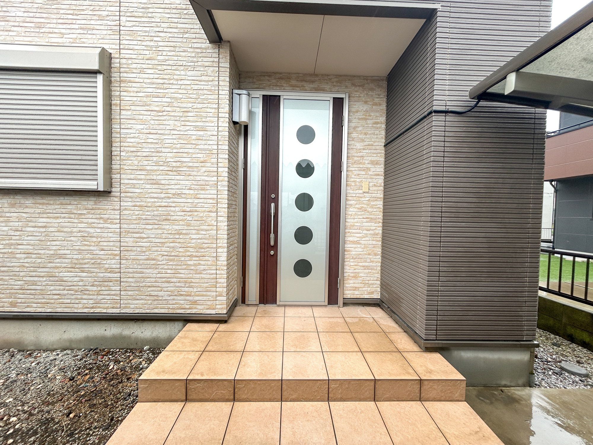 伊勢崎市長沼町　中古住宅の玄関|明るく優しいイメージの玄関アプローチ。玄関上は屋根があるので雨の心配いらず♪