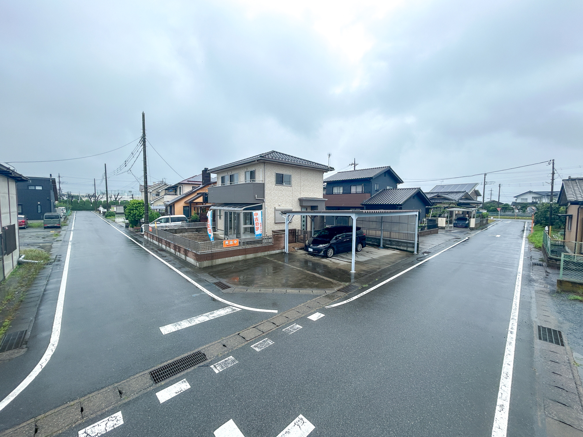伊勢崎市長沼町　中古住宅の前面道路含む現地写真|閑静な住宅地で子育て家族にピッタリ。毎日のお散歩も快適な緑に恵まれたエリアで、自然に包まれた穏やかな暮らしを実現するための、ゆとりある住環境が整っています。

