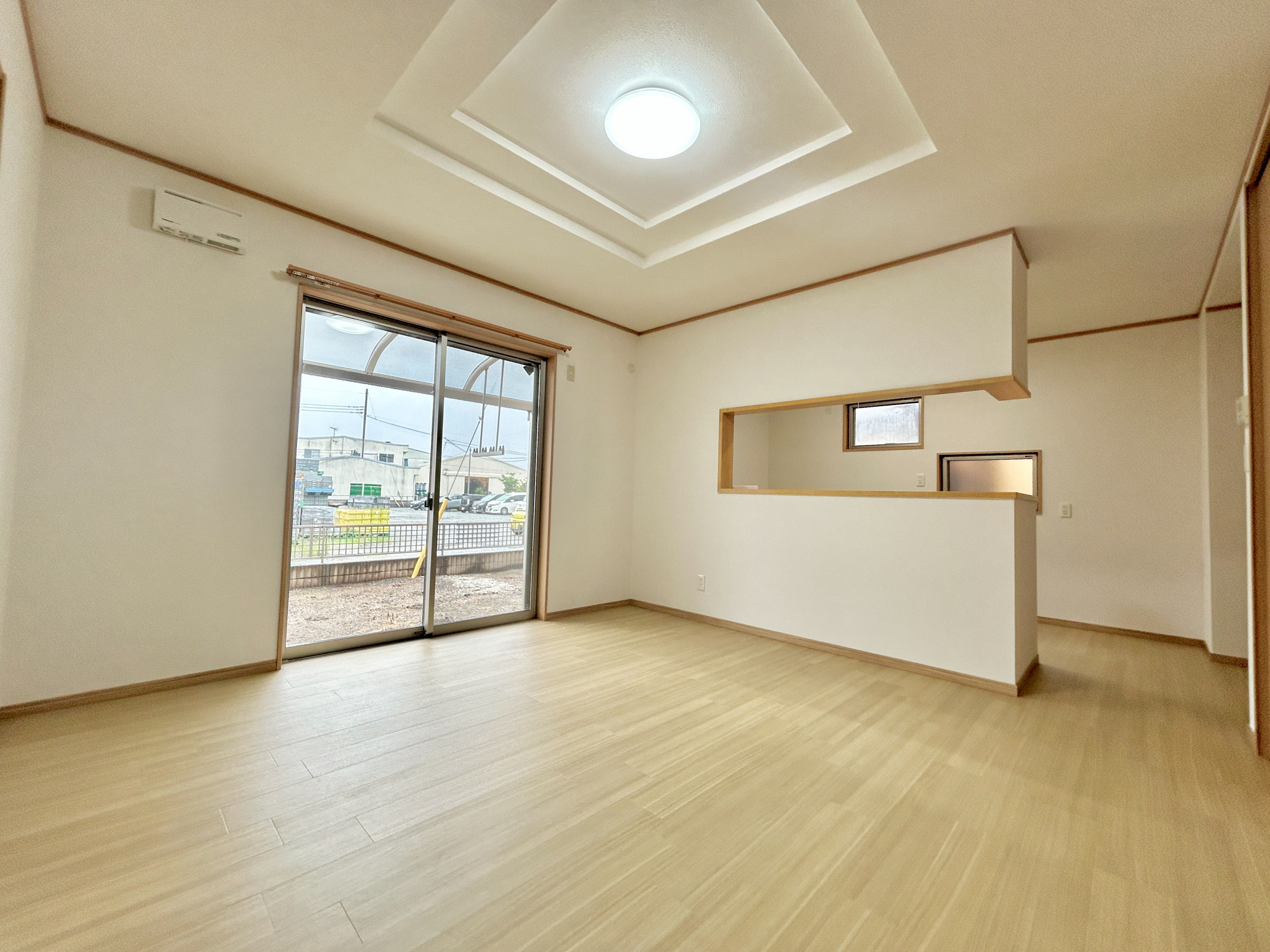 伊勢崎市長沼町　中古住宅の居間・リビング|大きく開いた窓からは、明るい陽射しが射し込みます。
爽やかな風が吹き抜ける心地良いリビングには、自然と家族が集まります。
