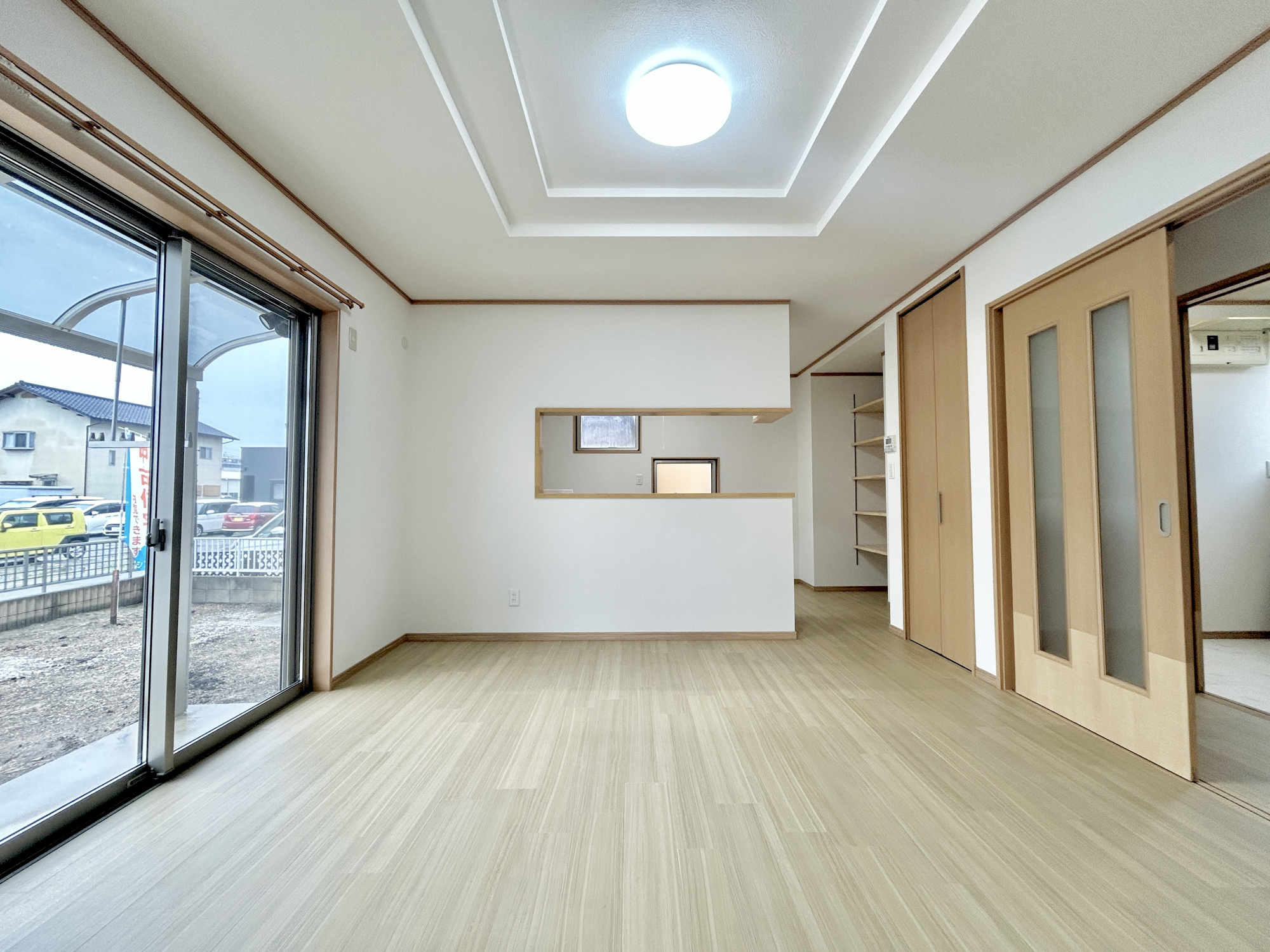 伊勢崎市長沼町　中古住宅の居間・リビング|室内にいても、たっぷりの陽光と爽やかな風を感じて頂ける、開放感あふれるリビングです。
ご家族と穏やかに過ごす、心地の良い時間が流れます。