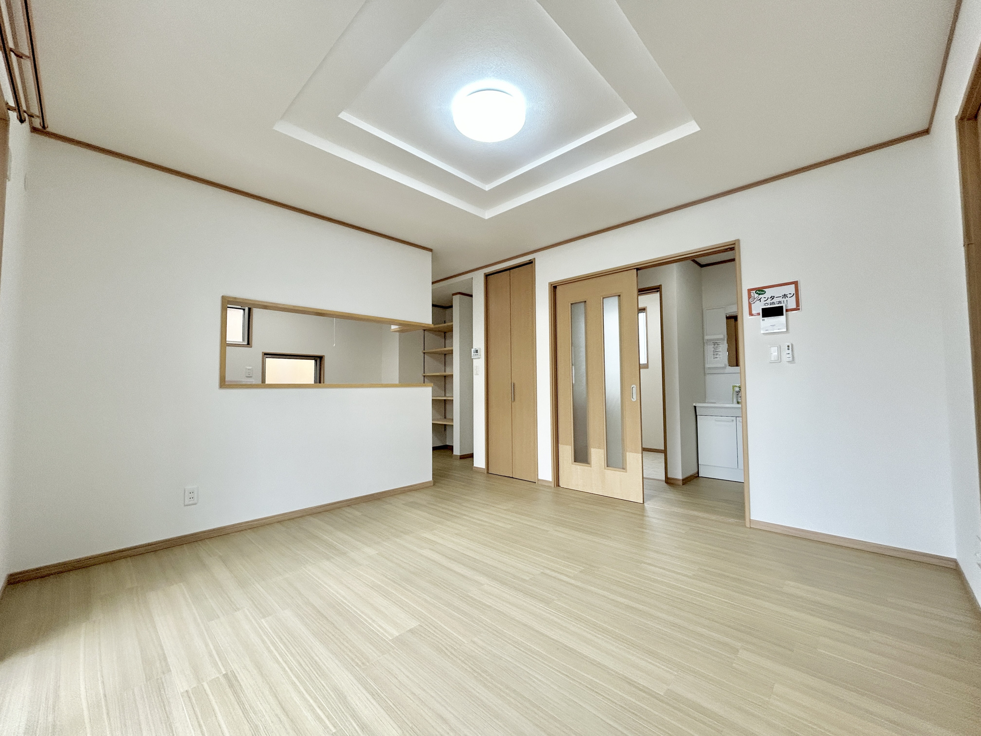 伊勢崎市長沼町　中古住宅の居間・リビング|オープンな空間を生み出す、こだわりの広がりとゆとり。家族と過ごす時間を大切にしたい方にぴったりの明るくゆとりある住空間です。窓からの日差しがリビングの隅々までしっかりと届きます！ 