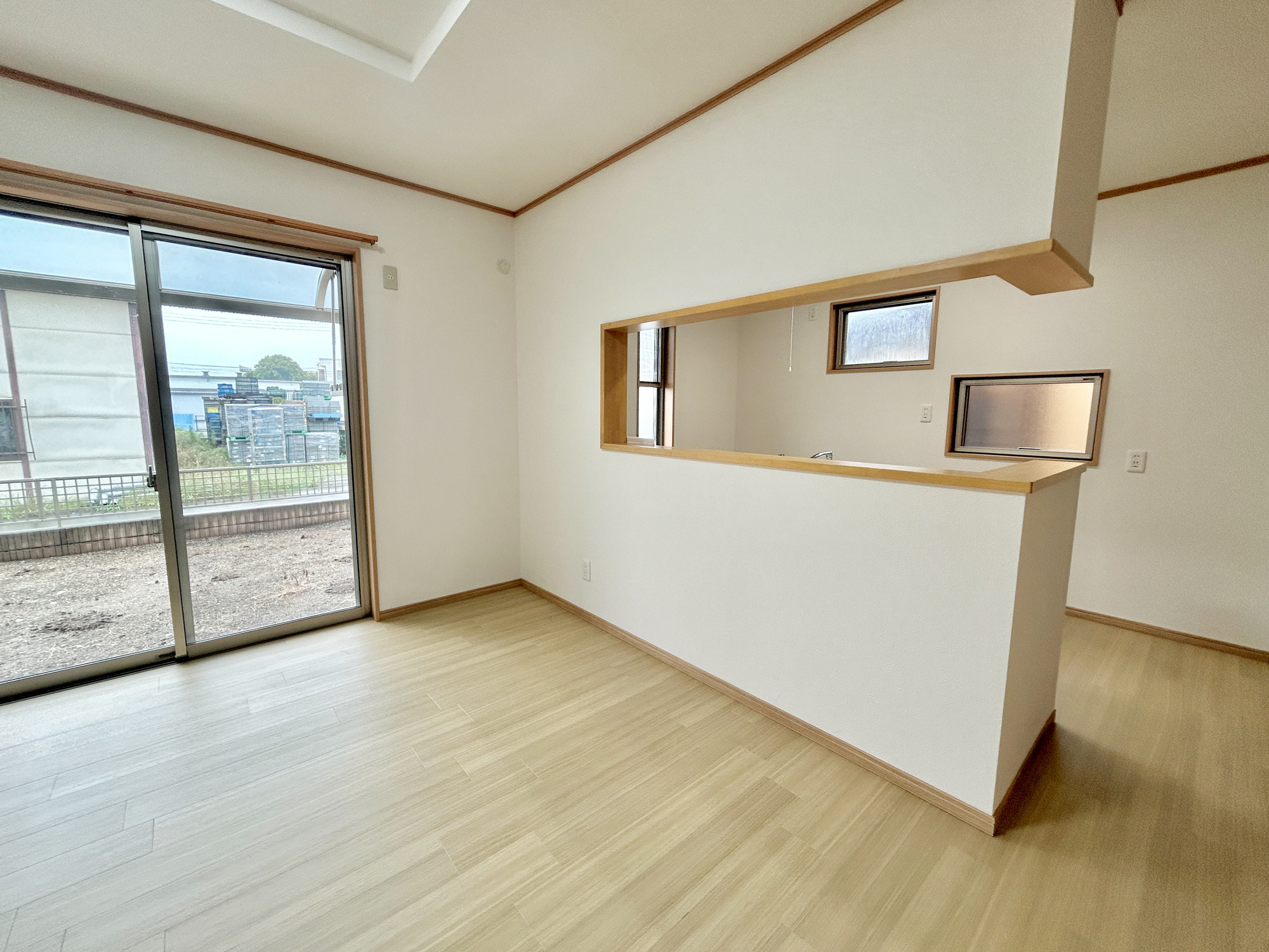 伊勢崎市長沼町　中古住宅の居間・リビング|ここにはみんなが集い、食事と楽しい会話が始まる。話に夢中になりすぎて、ついつい時を忘れてしまう。そんな束の間の幸せを感じさせてくれる場所。