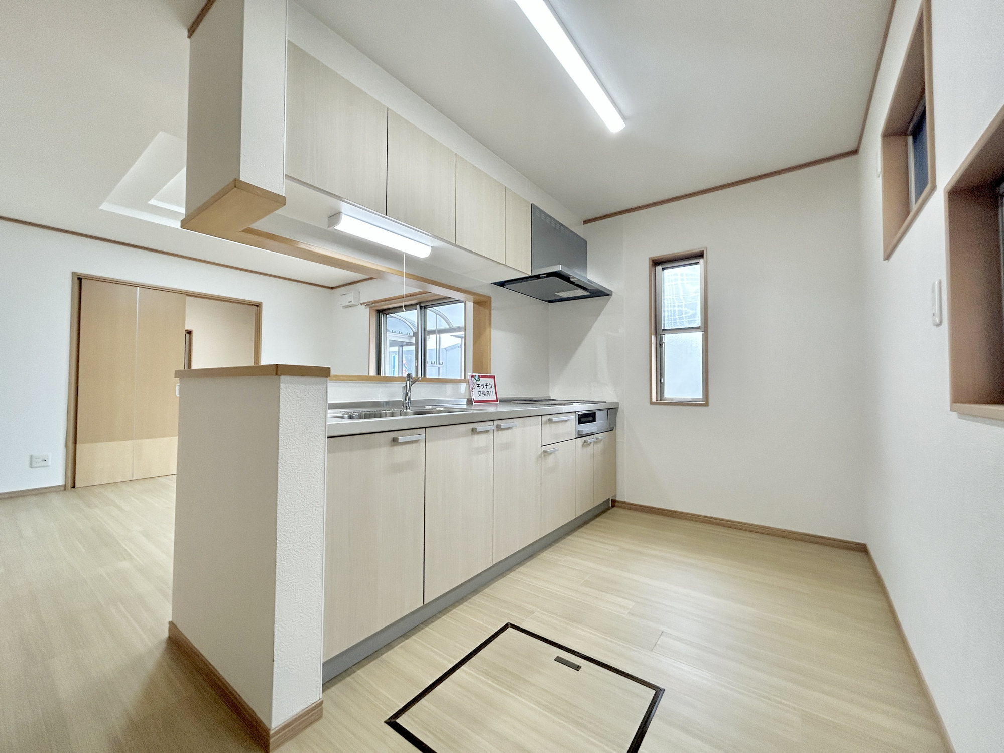 伊勢崎市長沼町　中古住宅のキッチン|ダイニングからワークスペースを見渡せる、見せるキッチン。ダイニングとの空間のつながりが、スペースのゆとりを生み出します♪