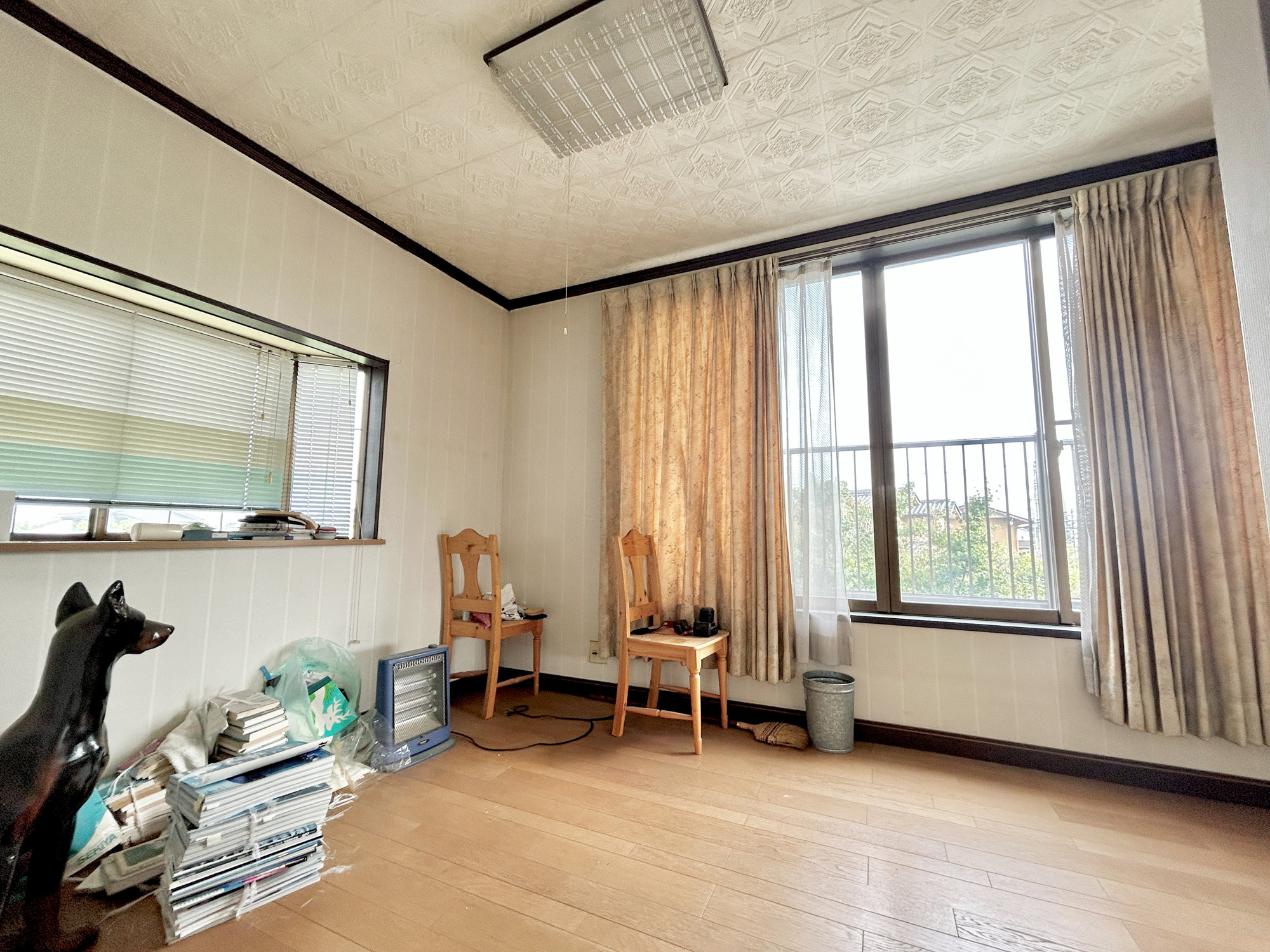 太田市石原町1期　中古住宅の洋室|大きな窓からたっぷりの日差しが降り注ぐ明るい室内です。気持ちの良い朝日を受けて、目覚めの良い健康的な朝を迎えられそうです。 