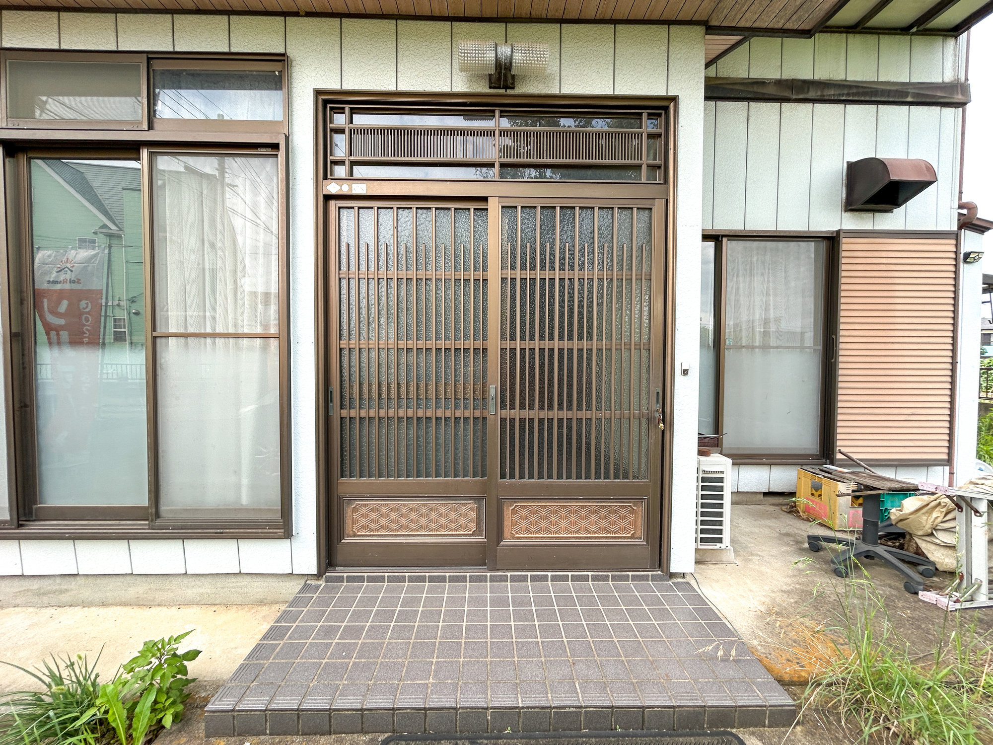 太田市石原町1期　中古住宅の玄関|玄関上は屋根があるので雨の心配いらず♪