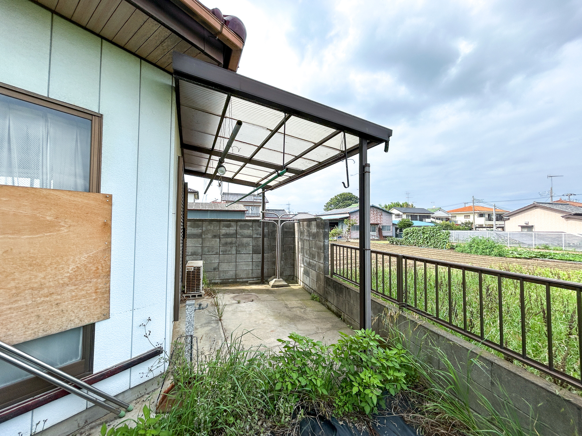 太田市石原町1期　中古住宅のその他|テラス屋根を設けているため、雨の中でも洗濯物が濡れず安心です♪