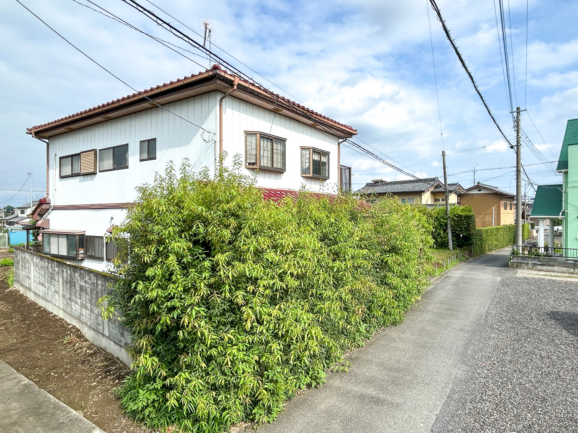 太田市石原町1期　中古住宅の前面道路含む現地写真|低層の一戸建てを中心とした街並みが整然と続き、周辺は高い建物が建っていないので、採光や開放性に恵まれ、空が広く緑の多い閑静な趣を感じる環境です。

