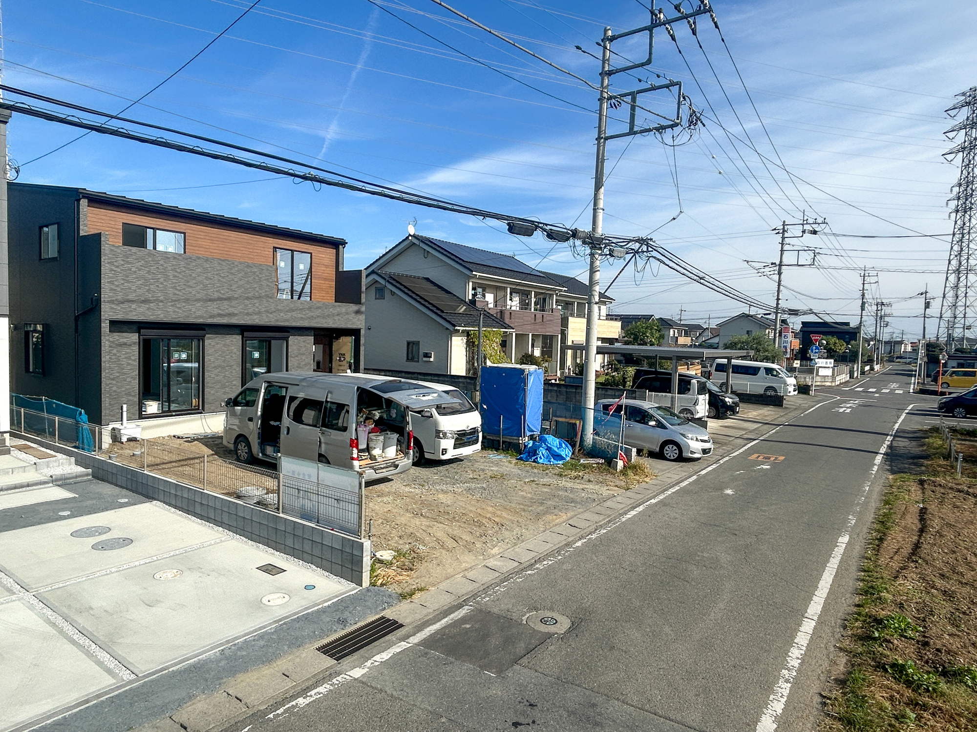 藤岡市立石　新築住宅全２棟の前面道路含む現地写真|閑静な住宅地で子育て家族にピッタリ。毎日のお散歩も快適な緑に恵まれたエリアで、自然に包まれた穏やかな暮らしを実現するための、ゆとりある住環境が整っています。

