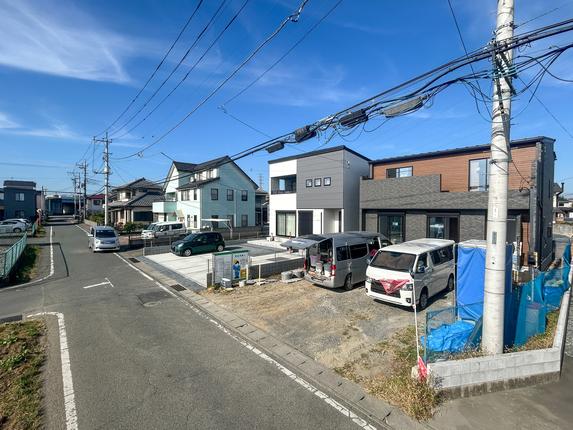 藤岡市立石　新築住宅全２棟の前面道路含む現地写真|低層の一戸建てを中心とした街並みが整然と続き、周辺は高い建物が建っていないので、採光や開放性に恵まれ、空が広く緑の多い閑静な趣を感じる環境です。

