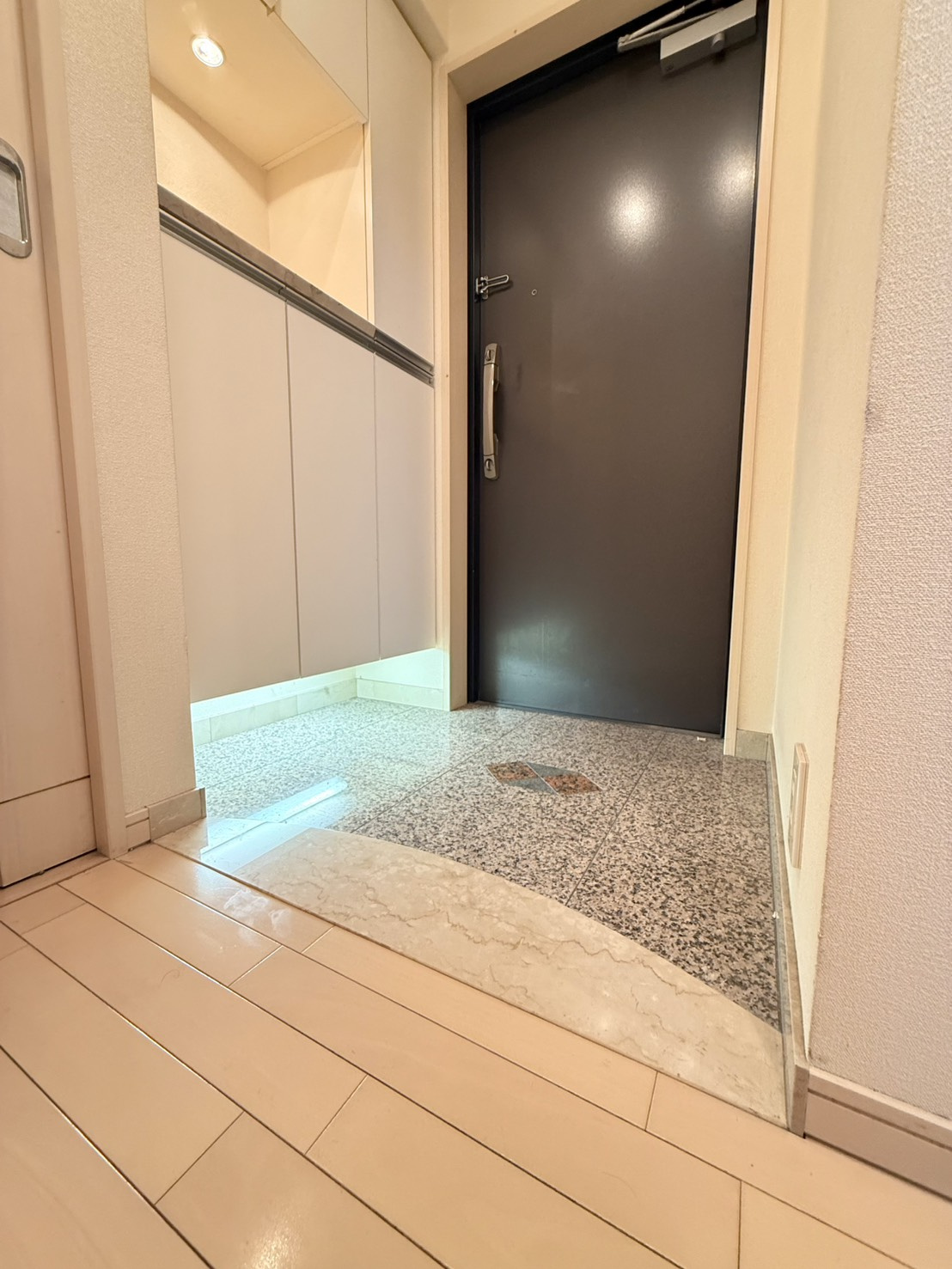 ドルフ灘アルヴィレージュの玄関|ゆとりのある玄関スペースで、毎日の出入りも快適に。住まいの第一印象を彩る、すっきりとした印象の空間です。