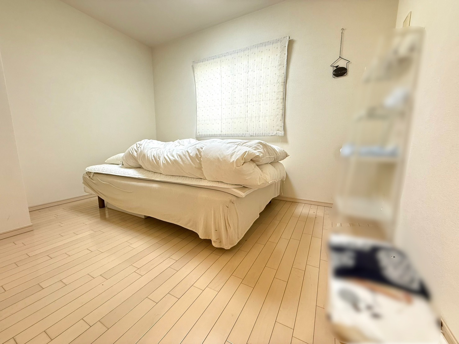 ドルフ灘アルヴィレージュの洋室|約6帖の主寝室には、収納力豊かなウォークインクローゼットを完備。衣類や小物をまとめて収納でき、お部屋をすっきりと保ちながら、快適なプライベート空間を実現します。