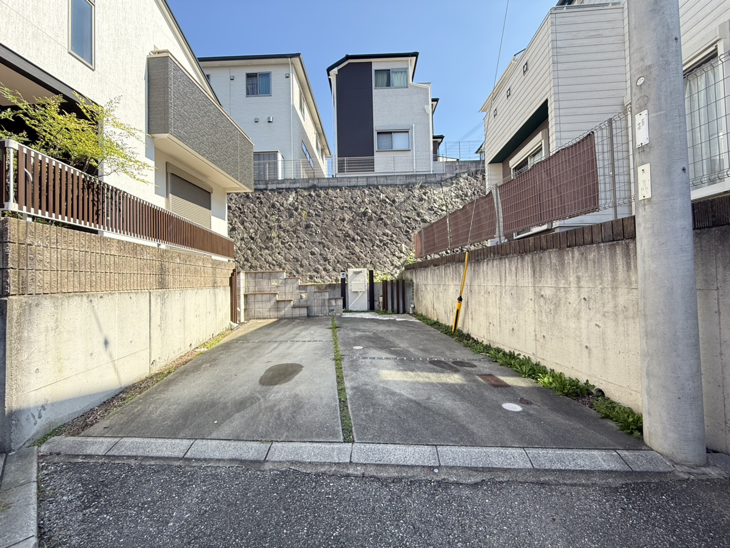朝霧東町2丁目戸建の駐車場