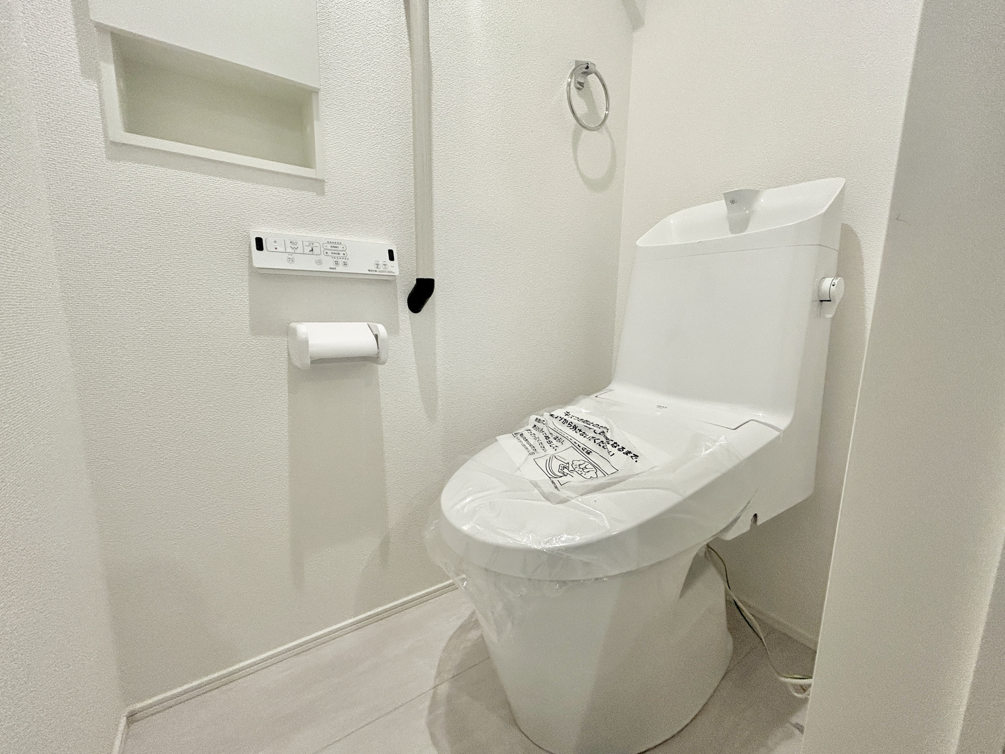 玉村町上飯島2期　新築住宅全1棟のトイレ|節水型でエコなトイレには、今では当たり前の洗浄付き。便座を温める機能もついていて、居心地良くてトイレから出られなくなるかも！換気用に換気扇はもちろん、窓も着いているので常に快適ですね♪