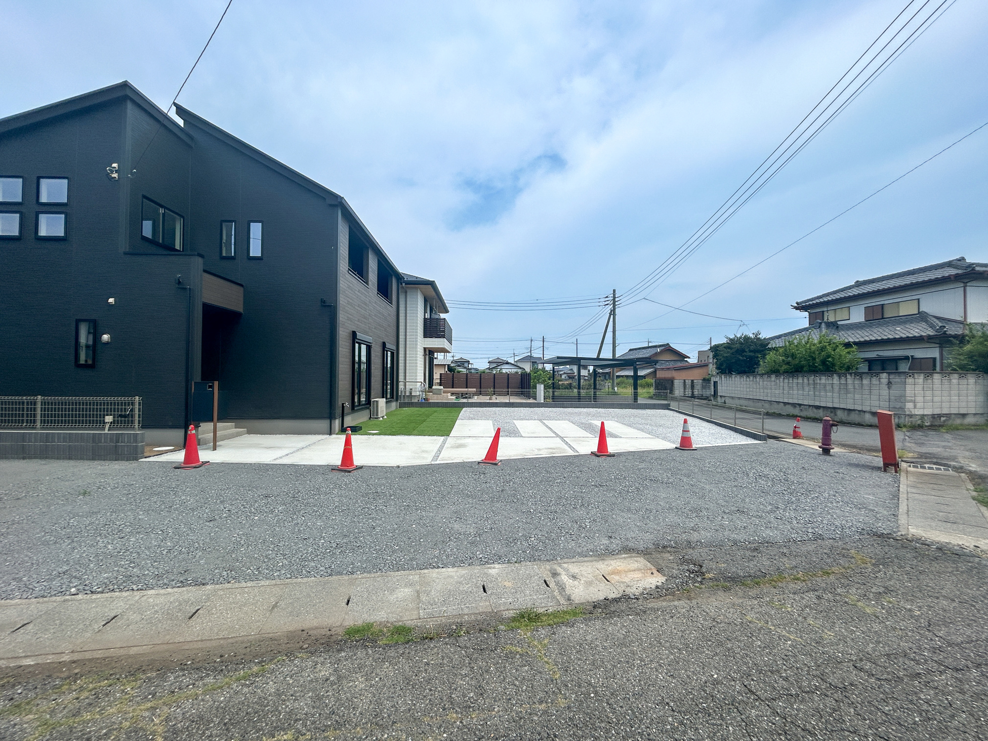 玉村町上飯島2期　新築住宅全1棟の駐車場|充分な駐車スペースはアレンジが出来る程のスペースがあります。お庭として利用も良しです♪