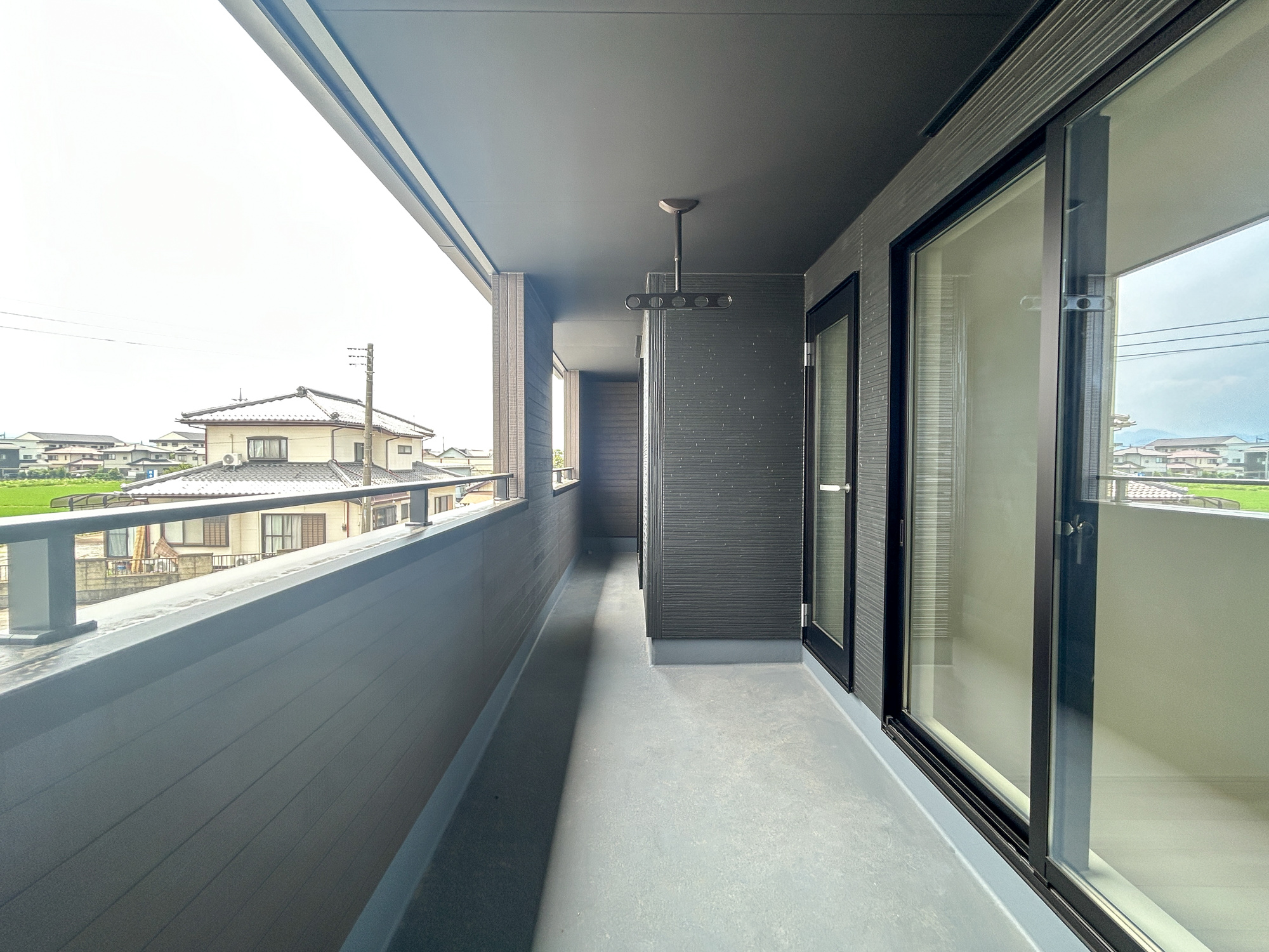 玉村町上飯島2期　新築住宅全1棟のバルコニー|開放的なバルコニーは見晴らしもよく、太陽の温かな温もりをめいっぱい受け止めてくれます。太陽の光と爽やかな風を受けたお洗濯物はあっという間に乾き、取りこむ時には太陽の匂いを感じられそうですね。