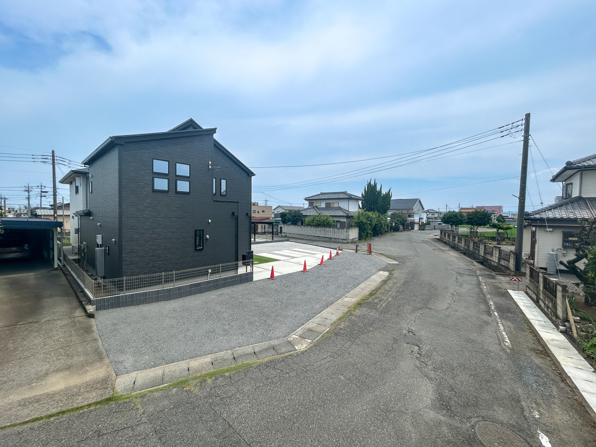 玉村町上飯島2期　新築住宅全1棟の前面道路含む現地写真|低層の一戸建てを中心とした街並みが整然と続き、周辺は高い建物が建っていないので、採光や開放性に恵まれ、空が広く緑の多い閑静な趣を感じる環境です。

