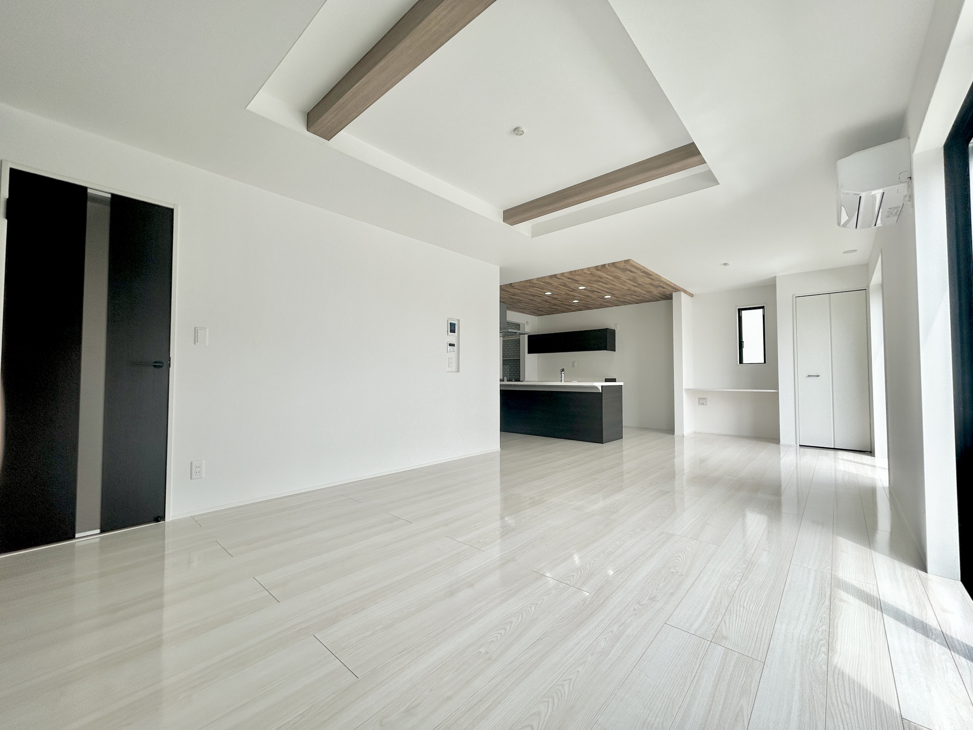玉村町上飯島2期　新築住宅全1棟の居間・リビング|オープンな空間を生み出す、こだわりの広がりとゆとり。家族と過ごす時間を大切にしたい方にぴったりの明るくゆとりある住空間です。窓からの日差しがリビングの隅々までしっかりと届きます！ 