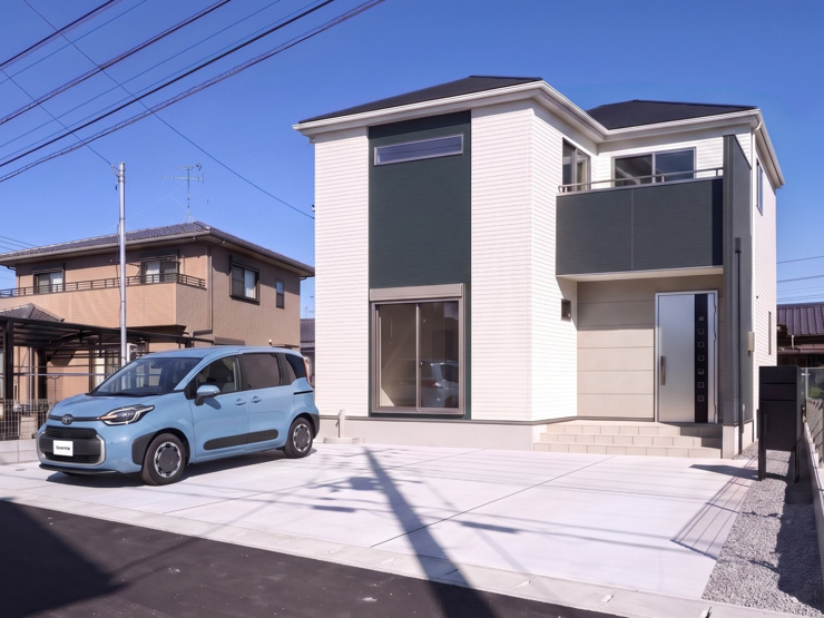 【１号棟　外観】クリアホワイト×ネイビーカラーの外観。明暗をはっきりと分け、上品且つ清潔感のある外観に仕上げました！（※完成イメージ画像）
