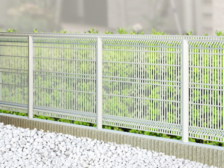 【設備画像　外構設備】ファイブイズホームの分譲住宅は、ご入居直後から快適に暮らせるよう、駐車スペースのコンクリート打ちや砂利敷き、境界フェンスなど、基本的な外構工事が付いてきます。
