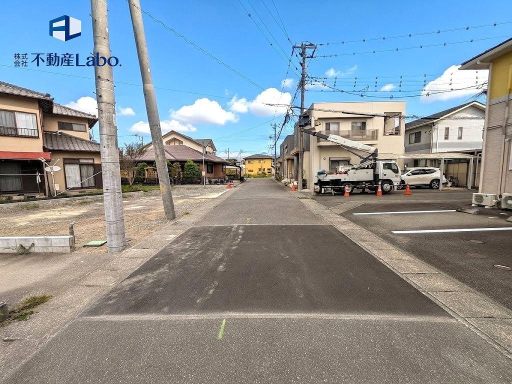 ハートフルタウン　富士市鮫島422番　全3棟　の前面道路含む現地写真