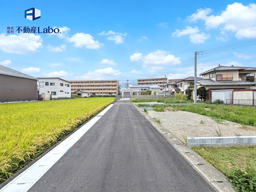 ハートフルタウン　富士市鮫島422番　全3棟　の前面道路含む現地写真