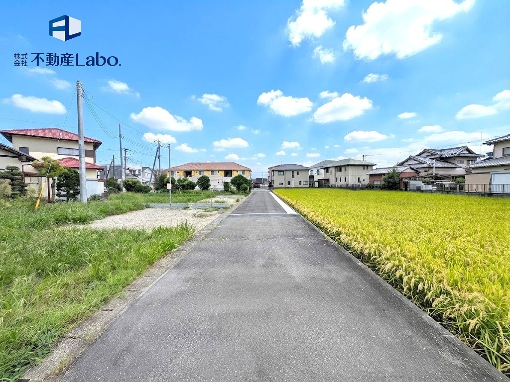 ハートフルタウン　富士市鮫島422番　全3棟　の前面道路含む現地写真