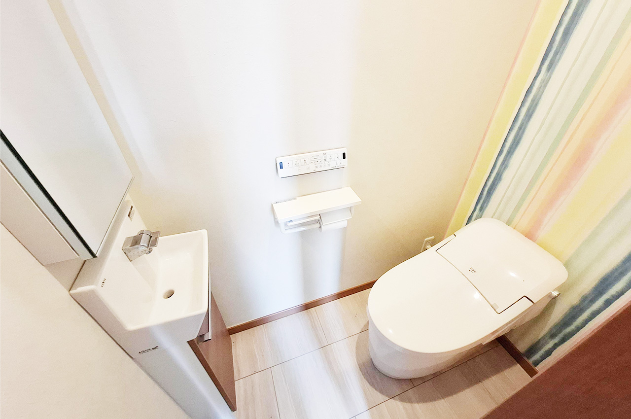 大阪狭山市大野東のトイレ|1階トイレ：手洗い付き。1・2階両方にトイレがあります。