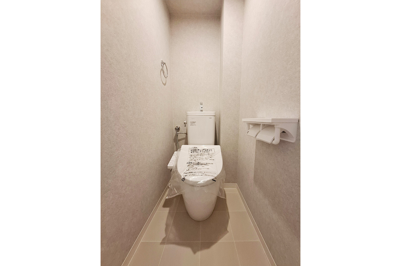 岸和田コーポラス弐号棟のトイレ|トイレ：TOTO製のトイレを新調。気持ちよく使える清潔感のある空間です。